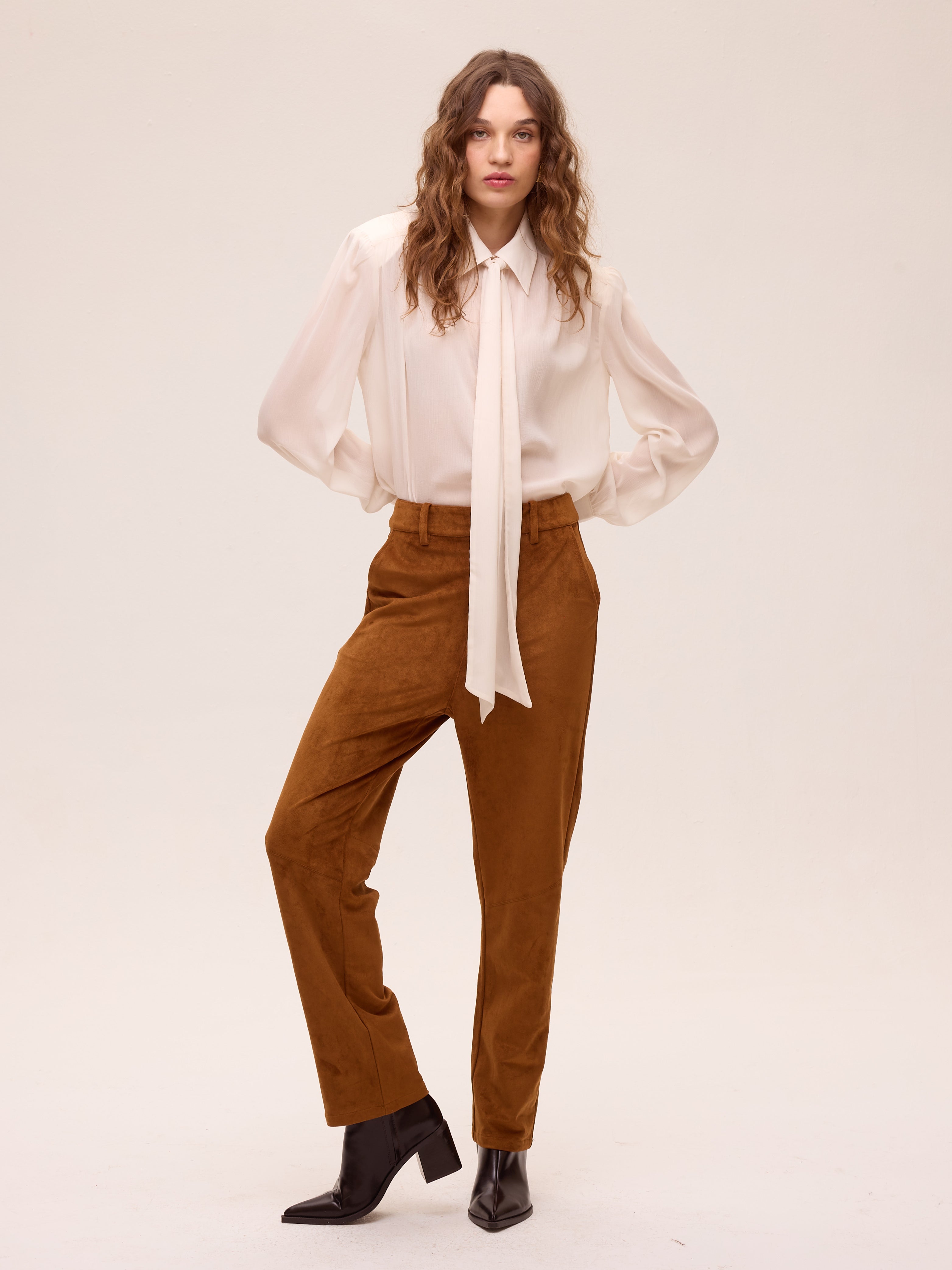 NIMBUS BRIGHT PANT - Pantalón ante 5 bolsillos costuras, una pieza clave para tu look de invitada de boda y fiesta. MIOH es la marca española de moda de evento de referencia
