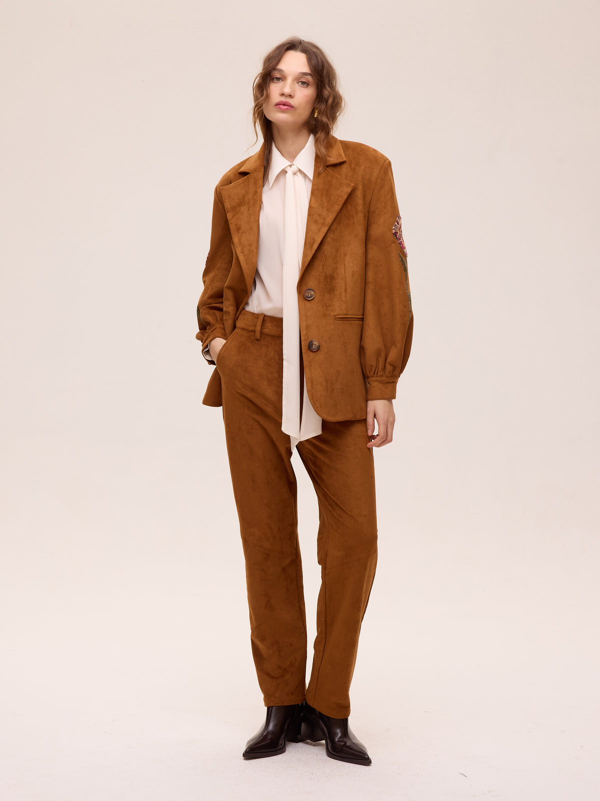 NIMBUS BRIGHT PANT - Pantalón ante 5 bolsillos costuras, ideal para bodas de tarde, cócteles, bautizos y comuniones. MIOH, moda de invitada hecha en España