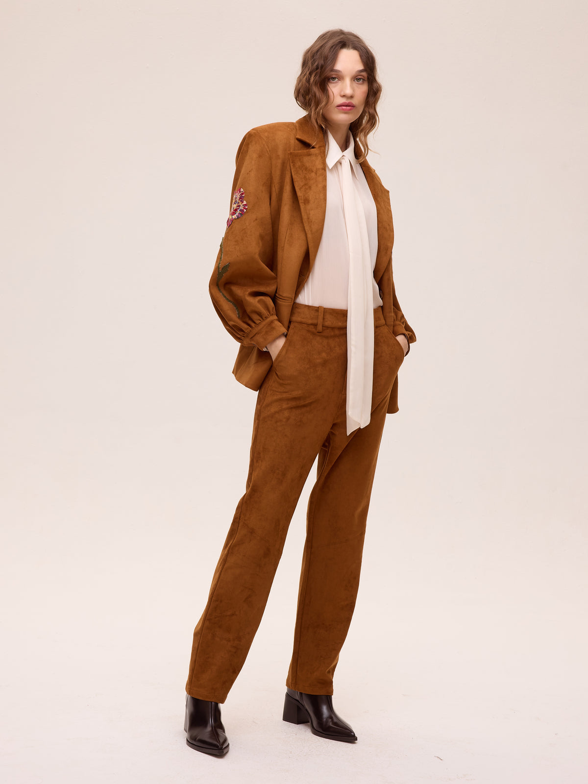 NIMBUS BRIGHT PANT - Pantalón ante 5 bolsillos costuras, del total look de invitada al día a día más arreglado. MIOH, marca española de moda