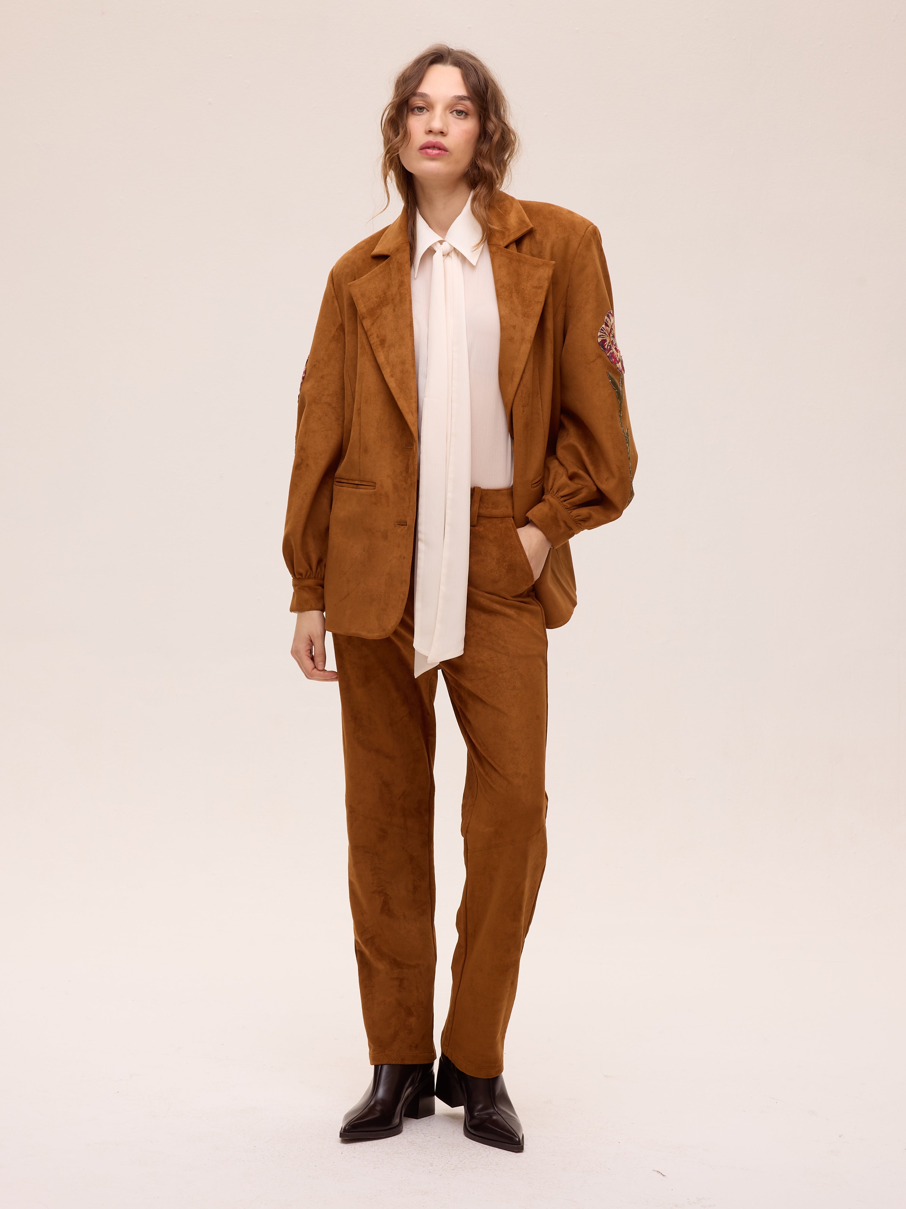 NIMBUS BRIGHT PANT - Pantalón ante 5 bolsillos costuras, una alternativa al vestido de invitada de boda, con el sello de MIOH