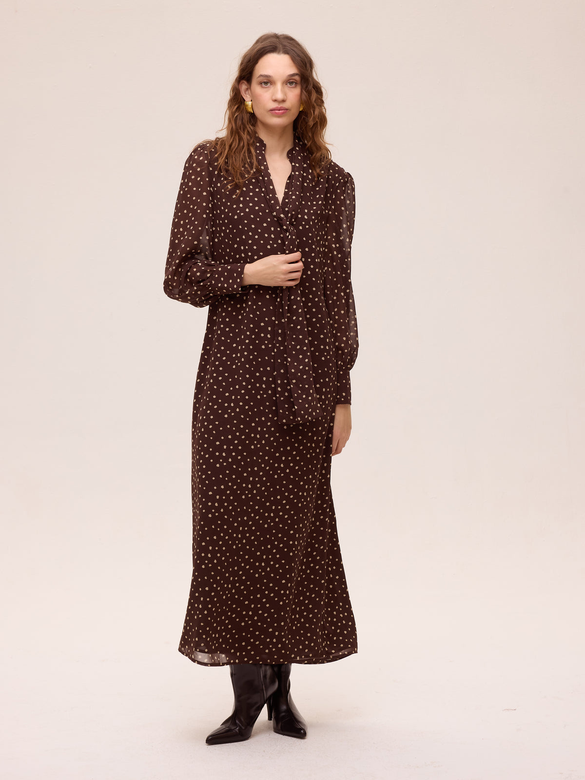 NORTH BROWN - Abrigo teddy rizado - Marrón, calidez y tendencia para tus eventos de otoño invierno. MIOH, moda española de fiesta