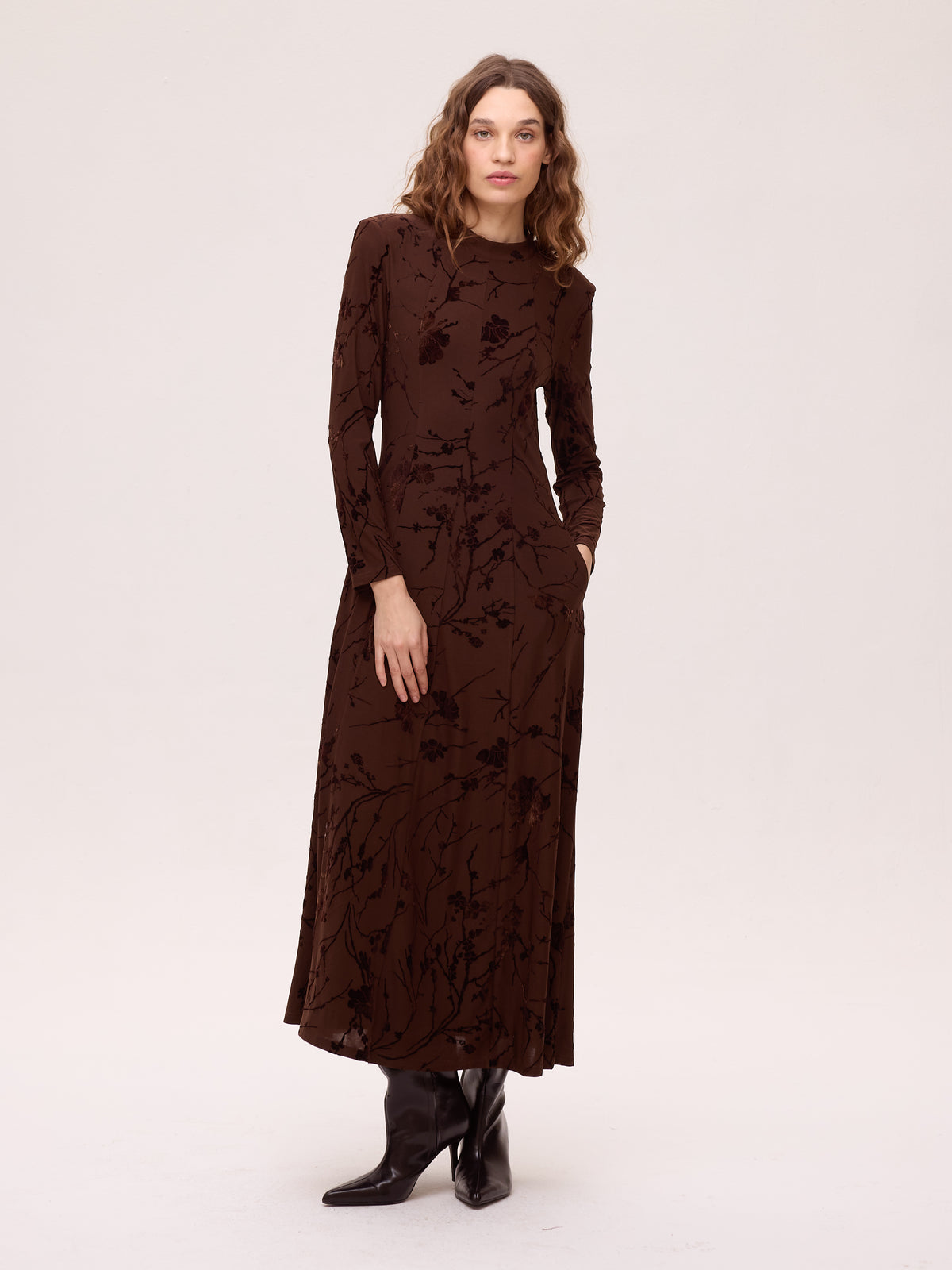 NUIT BROWN - Vestido marrón flores de terciopelo, un vestido de invitada de boda con el sello de MIOH, la marca de moda española más buscada en 2026
