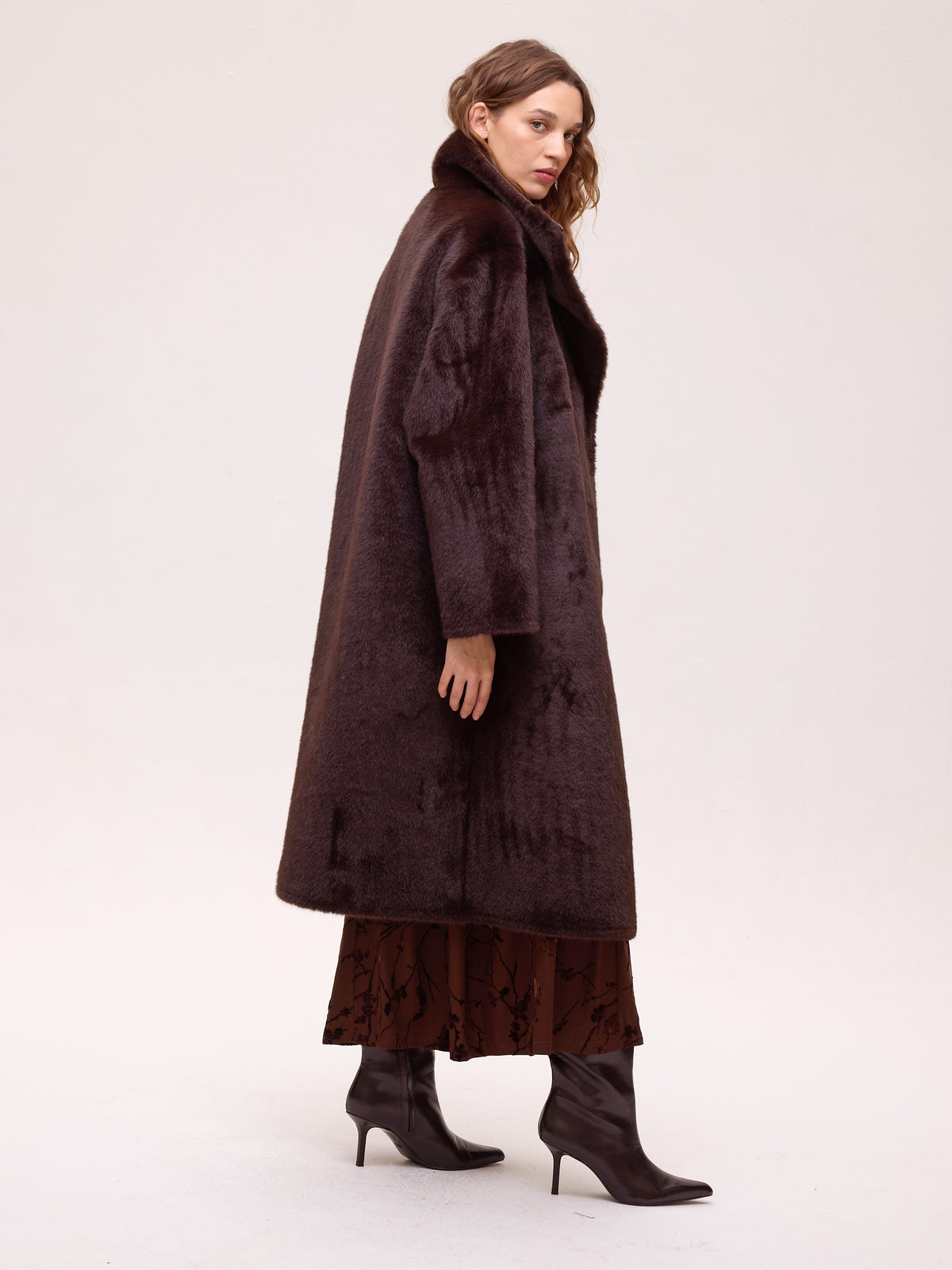 NUIT BROWN - Vestido marrón flores de terciopelo, para brillar como invitada en cualquier evento. MIOH, la marca española de vestidos de fiesta más de moda en 2026