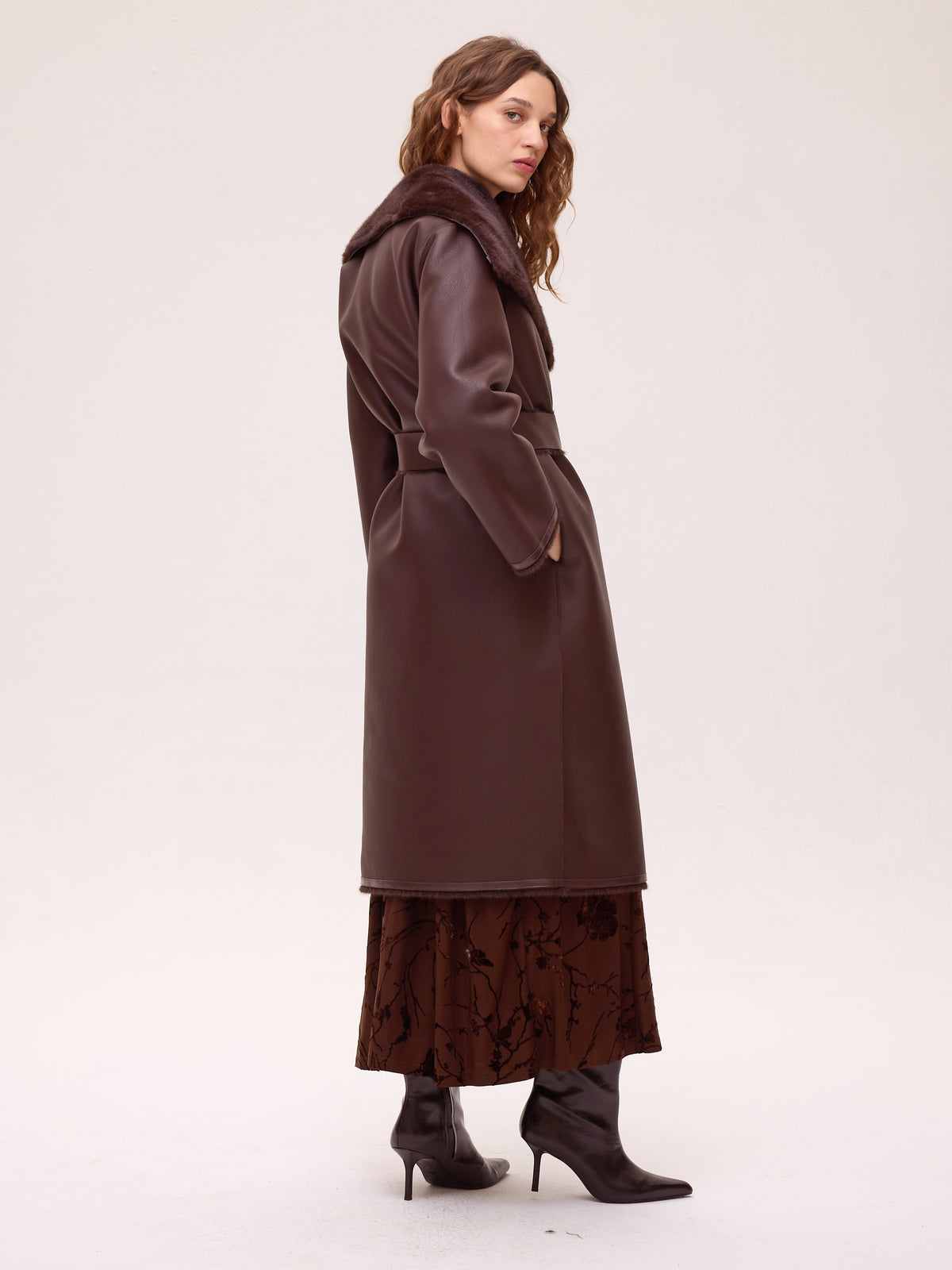 NUIT BROWN - Vestido marrón flores de terciopelo, vestido de fiesta para invitadas que buscan tendencia y calidad. MIOH, moda española de evento