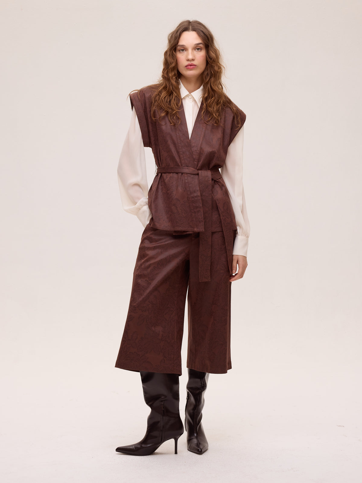 OAK BROWN VEST - Chaleco ecopiel estampado flores marrón, una pieza clave para tu look de invitada de boda y fiesta. MIOH es la marca española de moda de evento de referencia