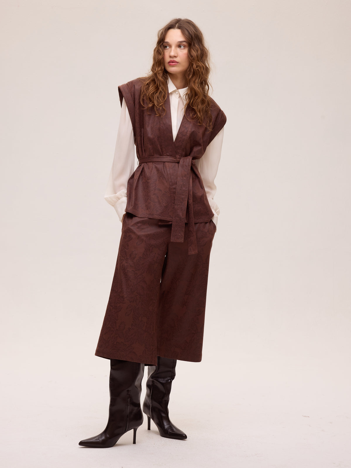 OAK BROWN VEST - Chaleco ecopiel estampado flores marrón, perfecta para crear looks de invitada de otoño invierno. MIOH, marca española de moda en 2026