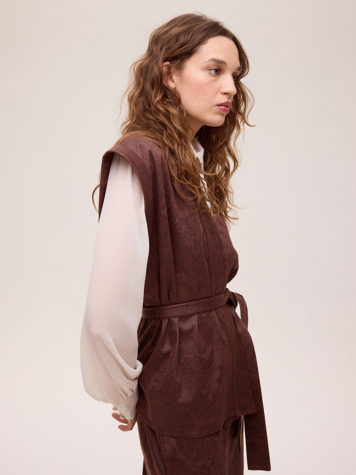 OAK BROWN VEST - Chaleco ecopiel estampado flores marrón, ideal para bodas de tarde, cócteles, bautizos y comuniones. MIOH, moda de invitada hecha en España