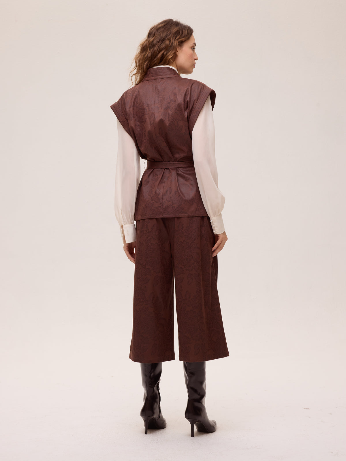 OAK BROWN VEST - Chaleco ecopiel estampado flores marrón, del total look de invitada al día a día más arreglado. MIOH, marca española de moda