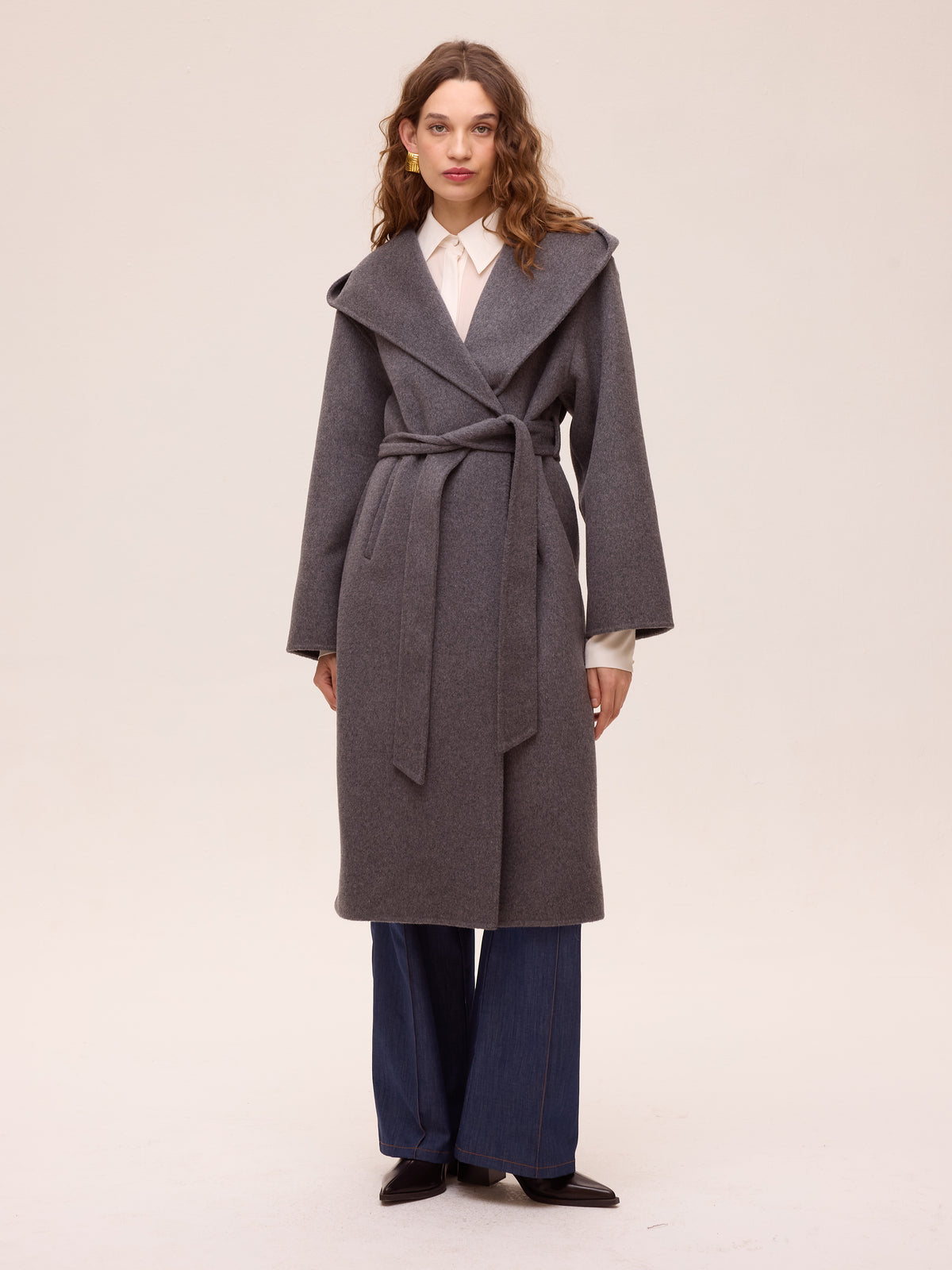 ORBE GREY - Abrigo largo de lana - Gris, el abrigo que completa tu look de invitada de boda en otoño invierno. MIOH, marca española de moda