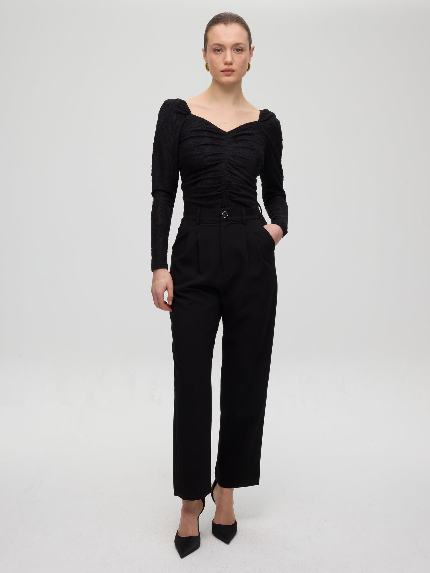 mioh | ORSAY - Top escote corazón punto negro. Vestidos de fiesta para invitadas de boda perfectas. Marca española de moda