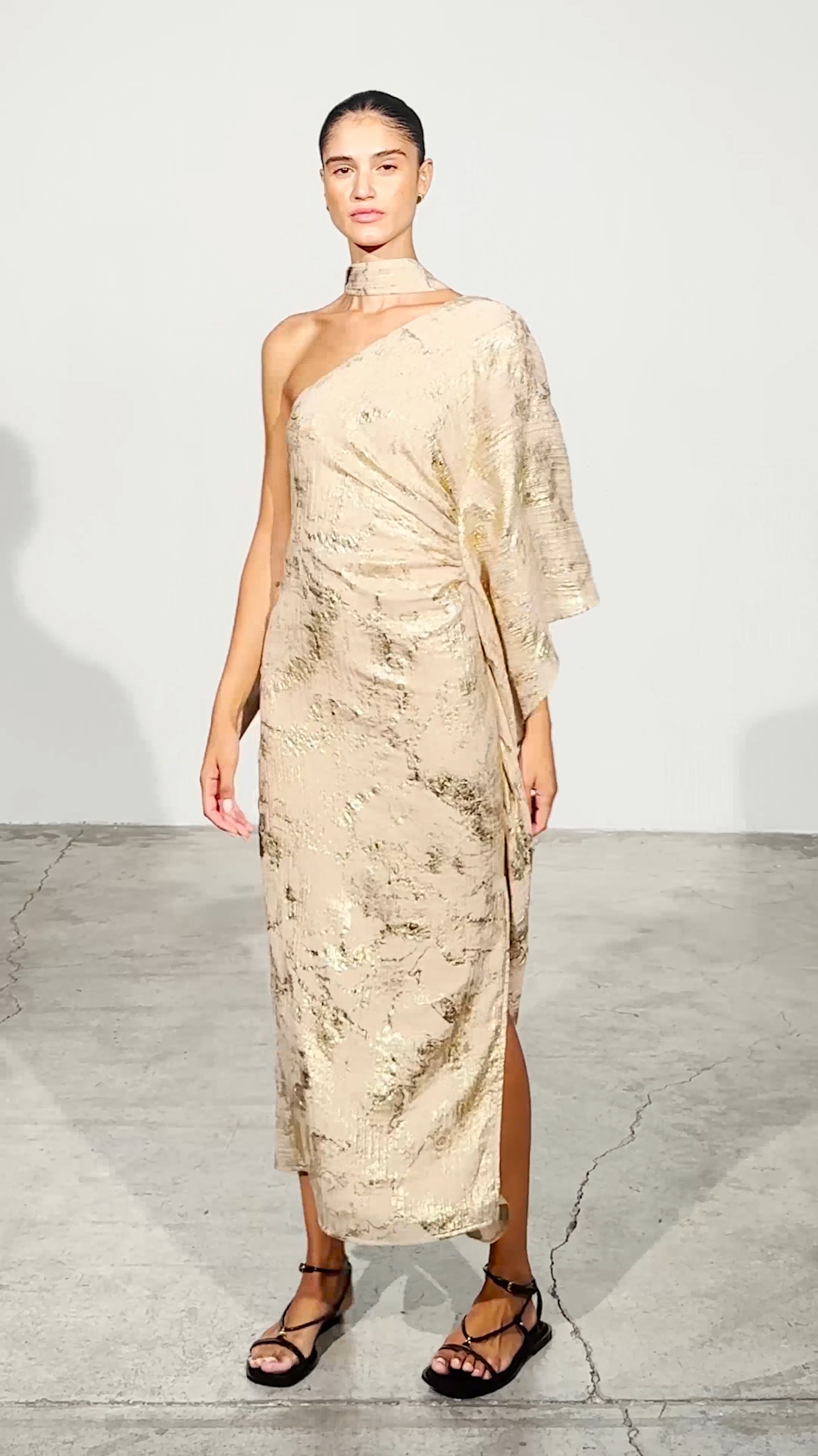 AARON - Vestido asimétrico manga capa nude con lurex, perfecto para invitadas de boda y fiesta spring summer. MIOH es la marca de vestidos de invitada de boda y fiesta de referencia en España