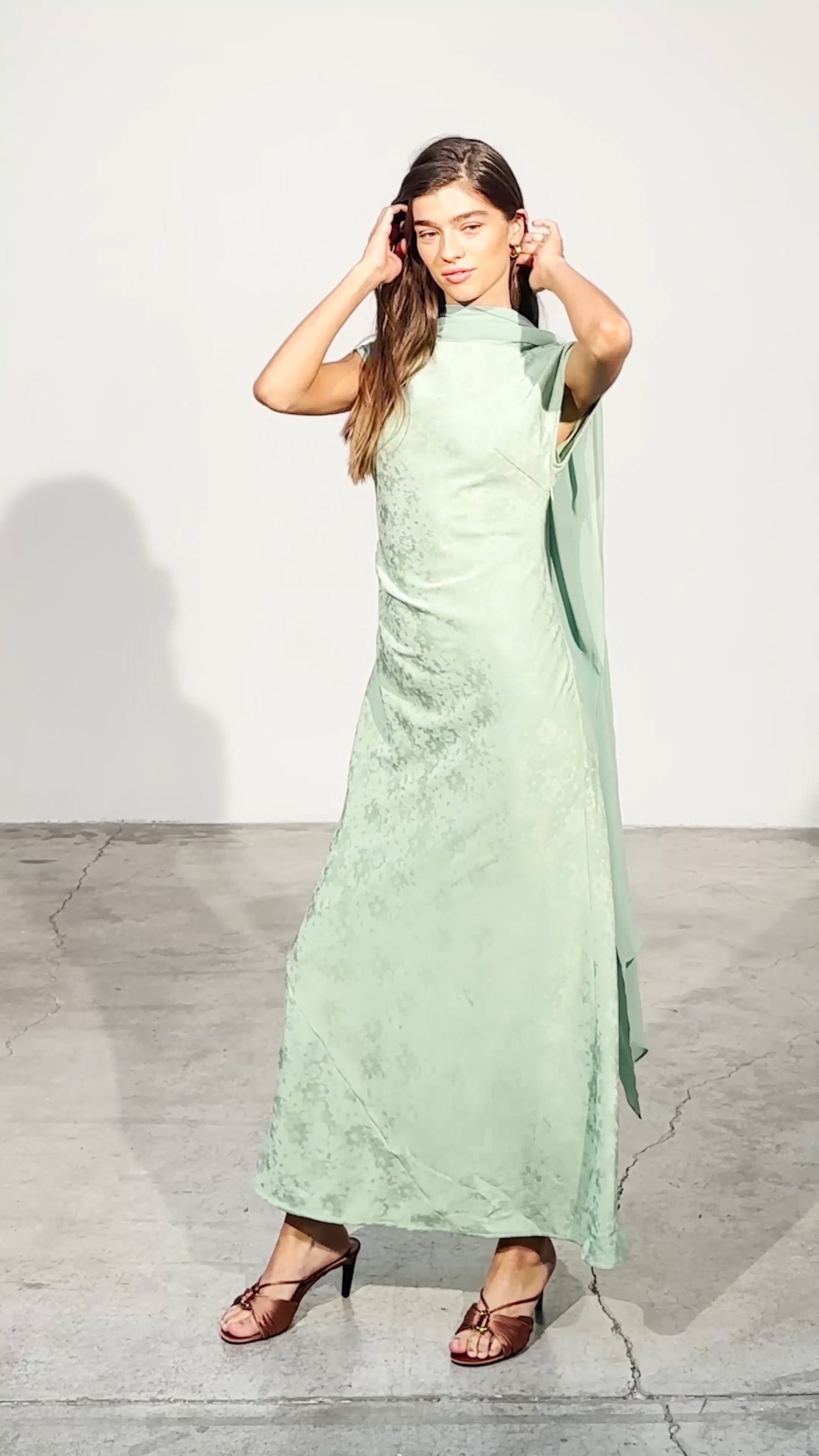 ADRIANA GREEN - Vestido midi verde menta, para ser la invitada de boda perfecta y fiesta esta primavera verano. MIOH es la marca de vestidos de invitada de boda y fiesta de referencia en España