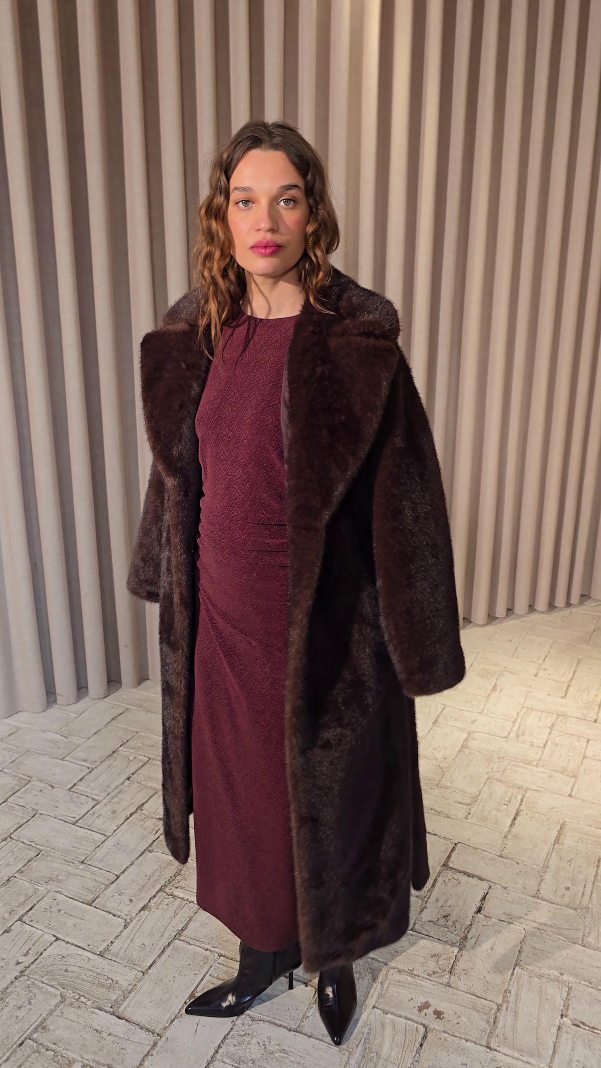 mioh | ART BROWN - Abrigo efecto visón marrón. Vestidos de fiesta para invitadas de boda perfectas. Marca española de moda