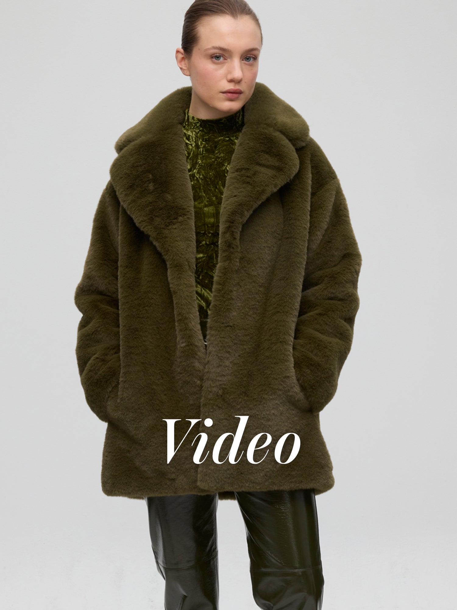 mioh | WORLD MOSS - Chaquetón faux fur mutón verde musgo + BEN GREEN - Pantalón 5 bolsillos vinilo verde.