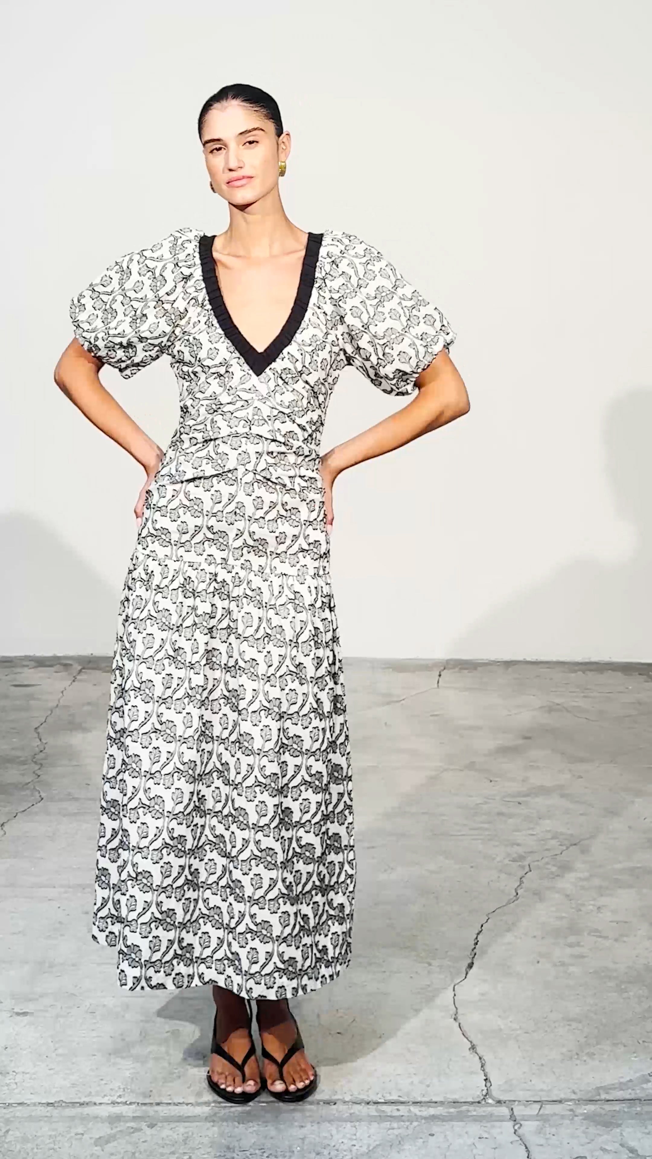 CAMILO BICOLOR - Vestido largo blanco y negro floral, perfecto para invitadas de boda y fiesta spring summer. MIOH es la marca de vestidos de invitada de boda y fiesta de referencia en España