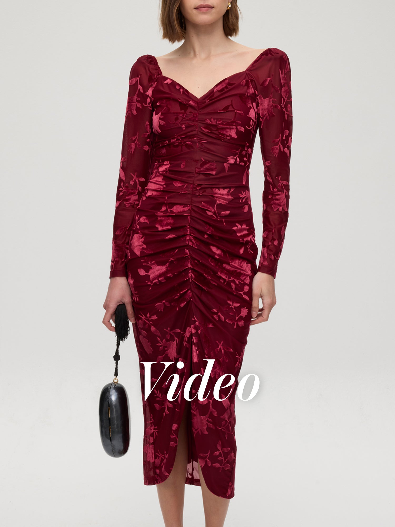 mioh | DAME - Vestido midi drapeado flores flocadas grana. Vestidos de fiesta para invitadas de boda perfectas. Marca española de moda