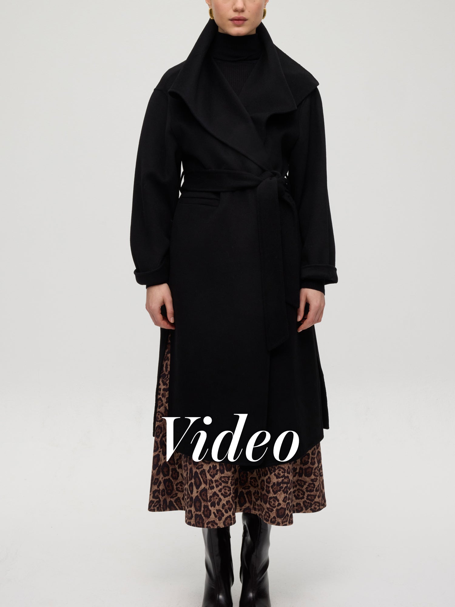 mioh | FACTORY BLACK - Abrigo sastrero de lana 100% en color negro + HEARST ANIMAL - Falda con vuelo animal print