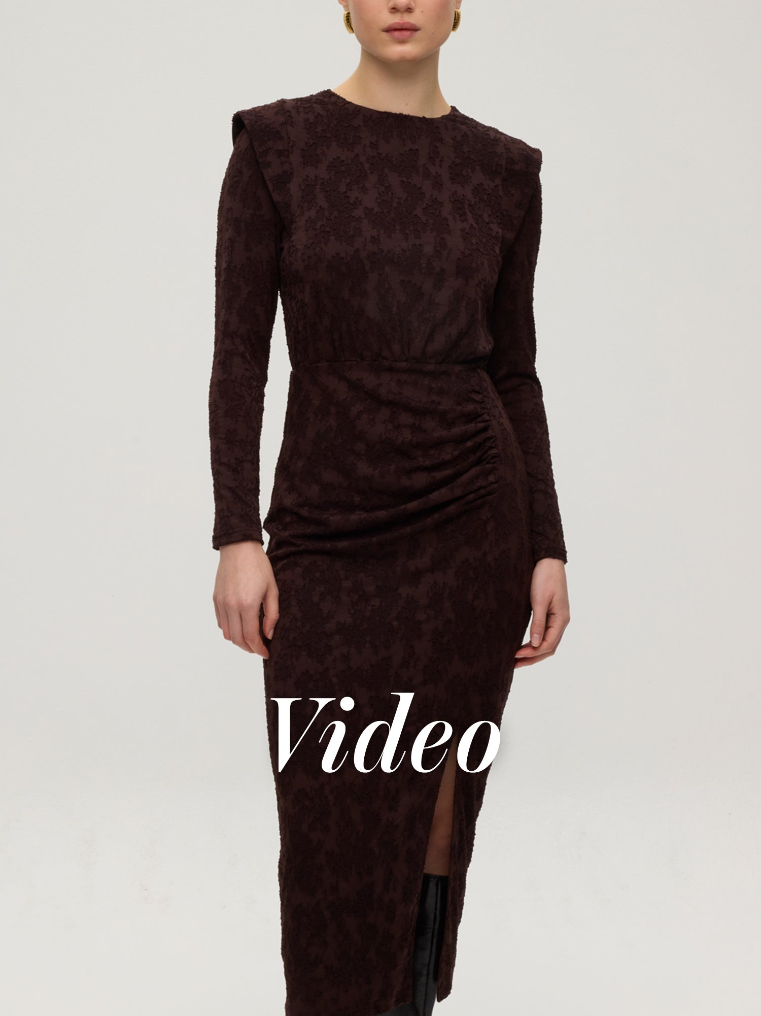 mioh | FOSTER BROWN - Vestido marrón tejido relieve hombreras marcadas. Vestidos de fiesta para invitadas de boda perfectas. Marca española de moda