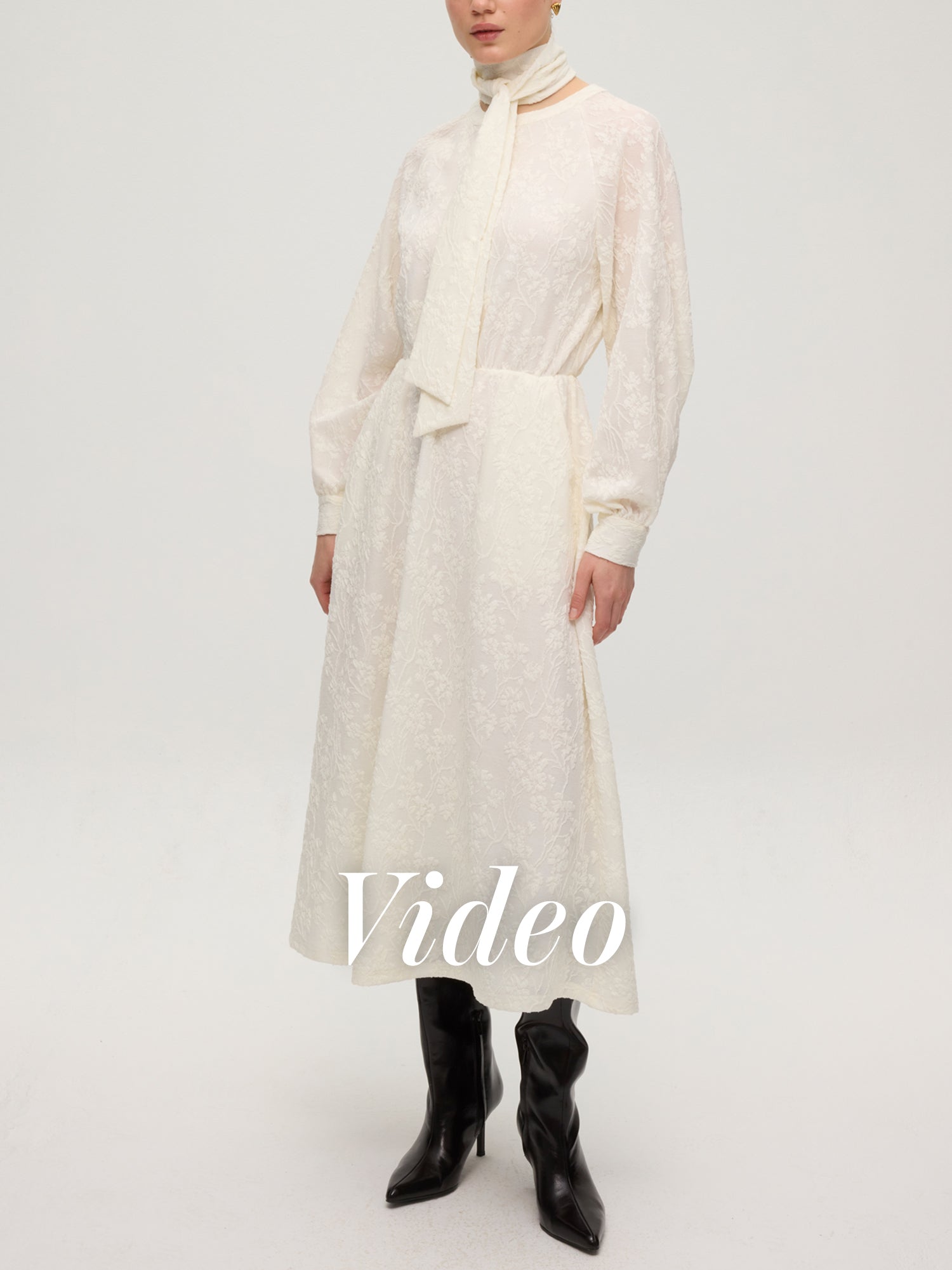 mioh | ISLAND ECRU - Vestido vuelo punto de flores crudo. Vestidos de fiesta para invitadas de boda perfectas. Marca española de moda