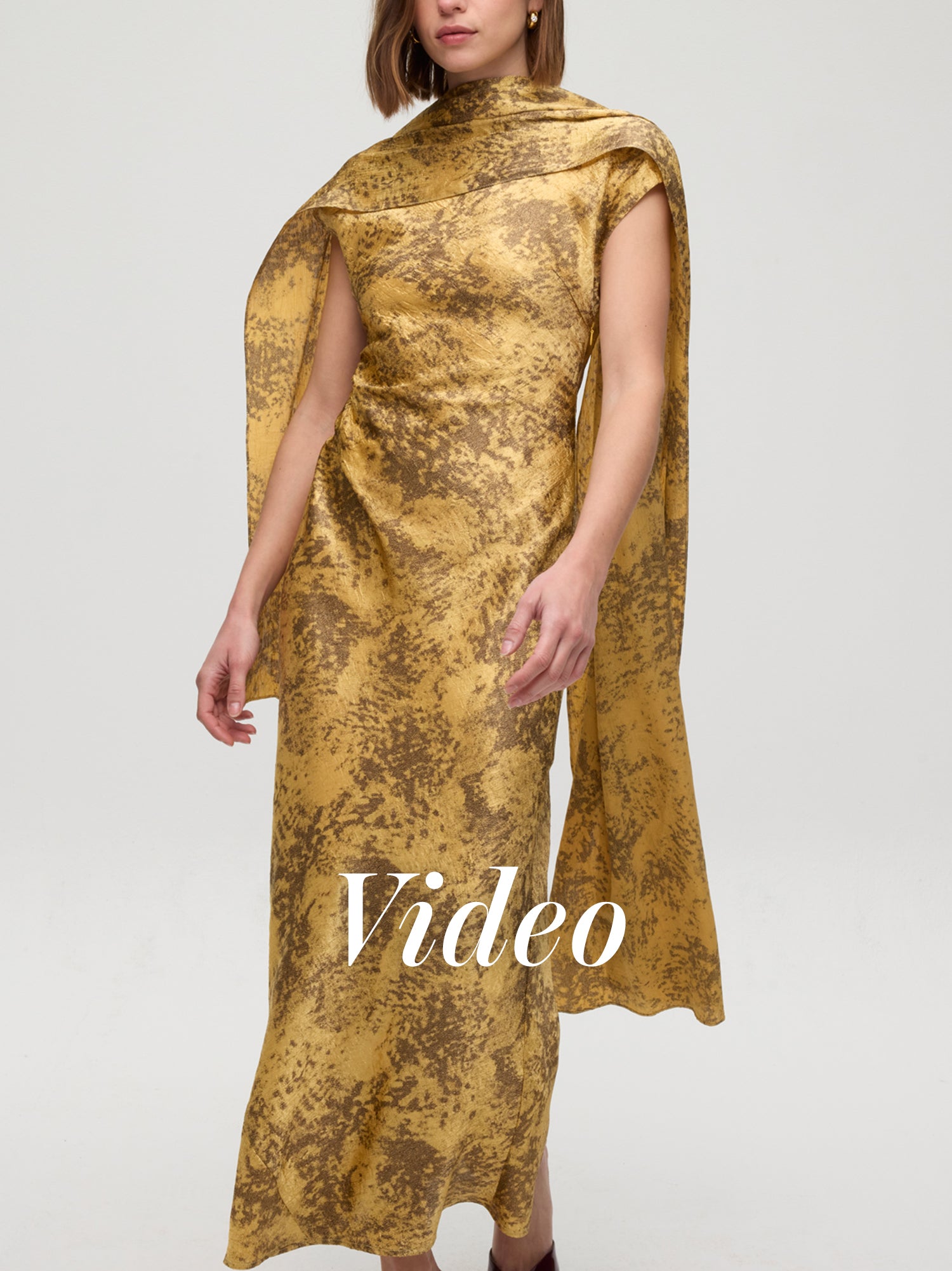 mioh | KEOPS GOLD + CAIRO GOLD - Vestido midi al bies amarillo y topo nacarado con capa