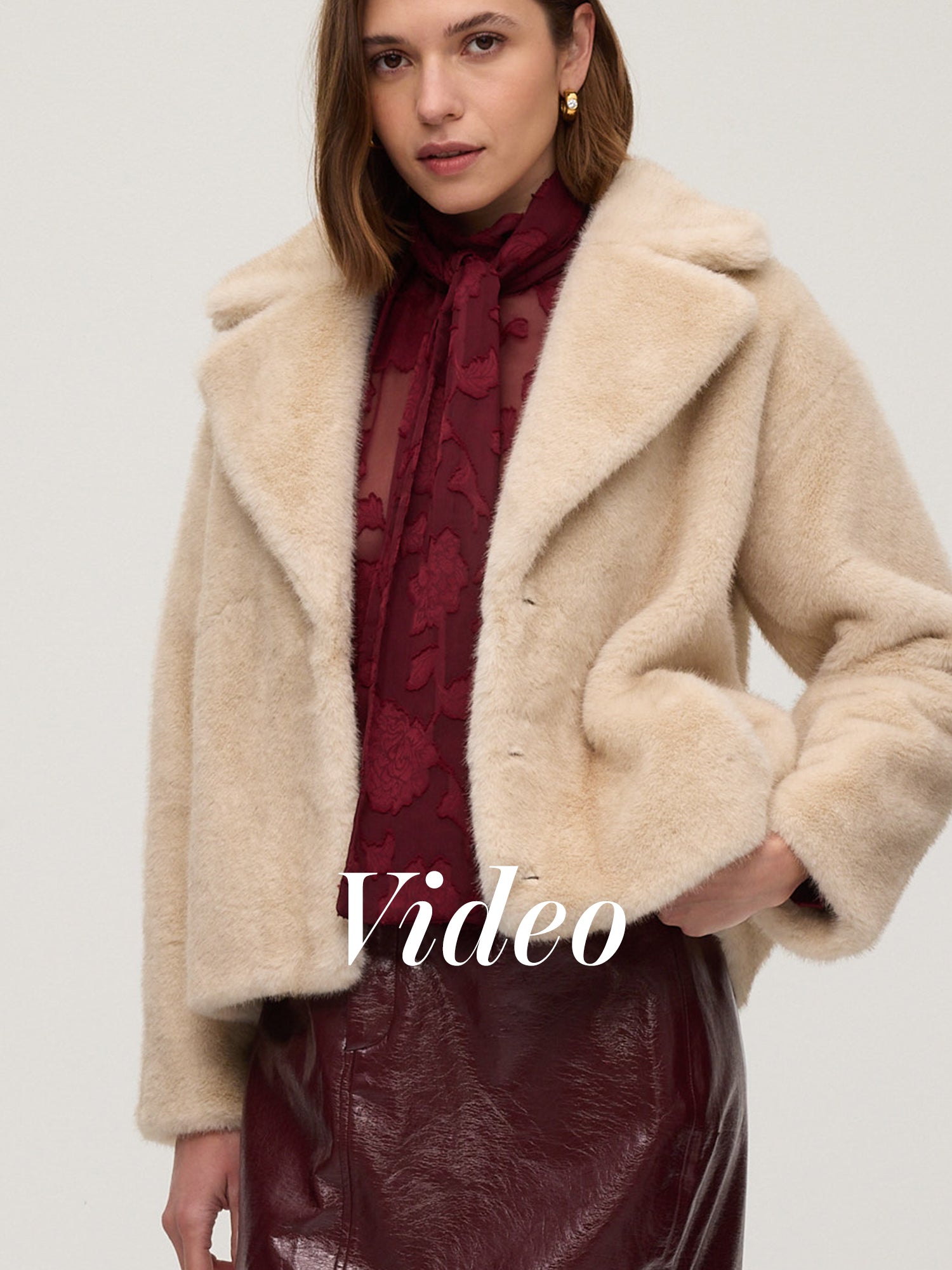 mioh | MONT GRANA Blusa granate + LOTUS GRANA - Falda vinilo burgundy + FREEWAY ECRU - Abrigo corto faux fur