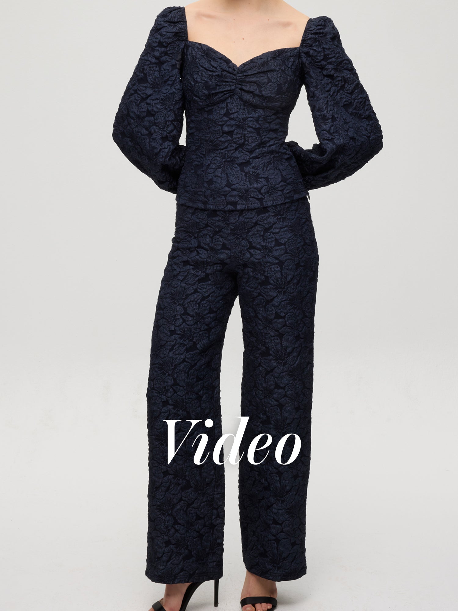 mioh | LOUVRE - Conjunto top y pantalón en damasco azul marino.