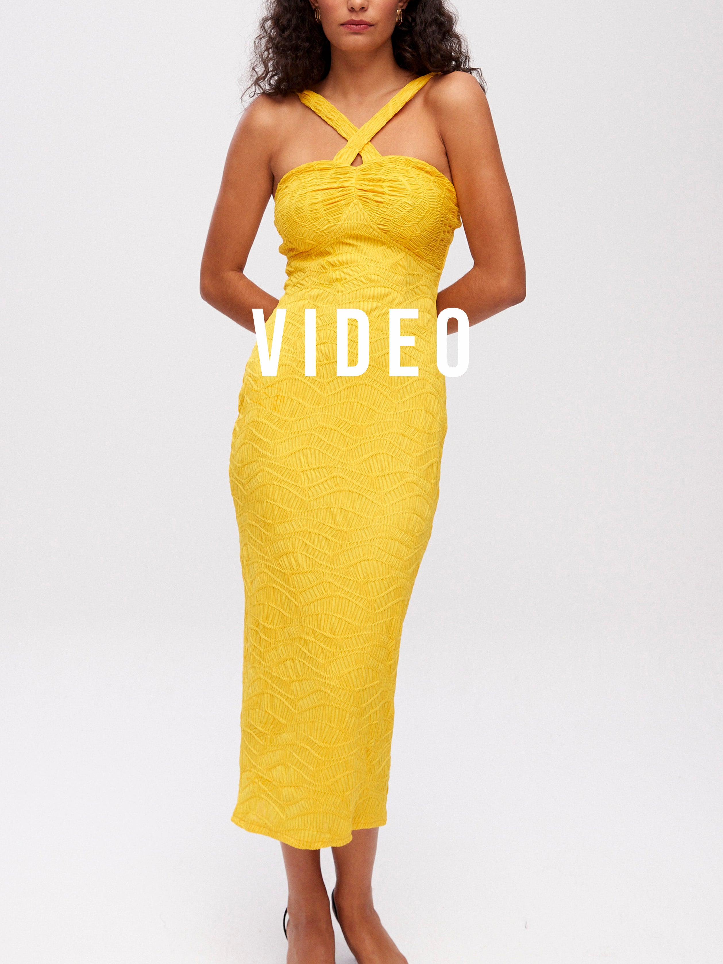 mioh | MYRTOS YELLOW - Vestido midi punto tirante cruzado amarillo para diario y toda clase de ocasiones. Tendencia vestidos invitada Primavera Verano 2024. MIOH la marca española de vestidos más de moda