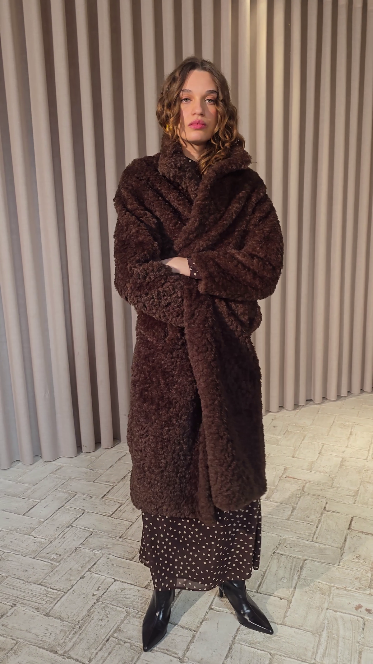 NORTH BROWN - Abrigo teddy rizado - Marrón, calidez y tendencia para tus eventos de otoño invierno. MIOH, moda española de fiesta