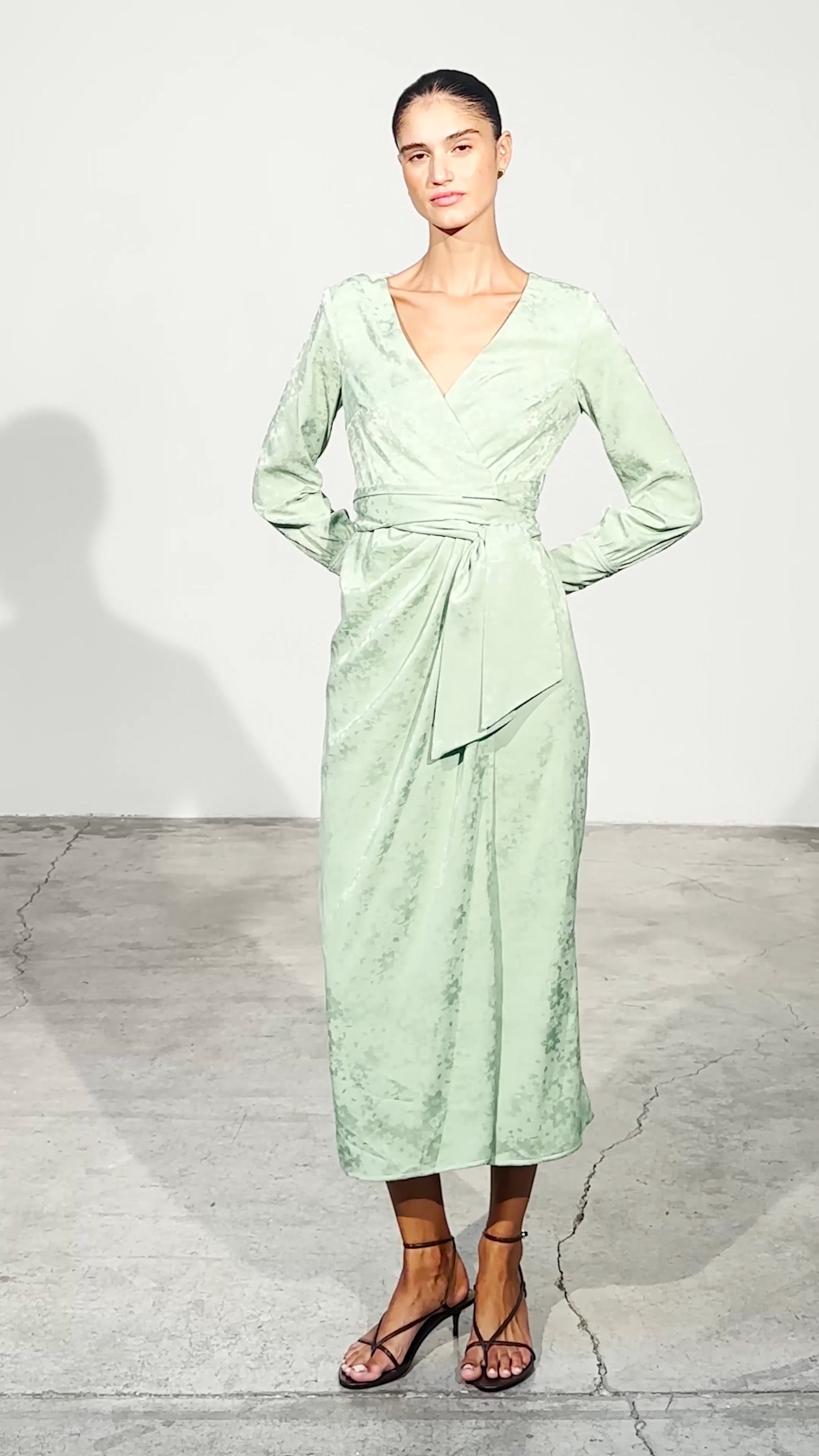 PAULINA - Vestido envolvente en tono verde menta, de fiesta e invitada de boda y evento primavera verano. MIOH es la marca española de vestidos de fiesta mas de moda, preferida por influencers y famosas de España