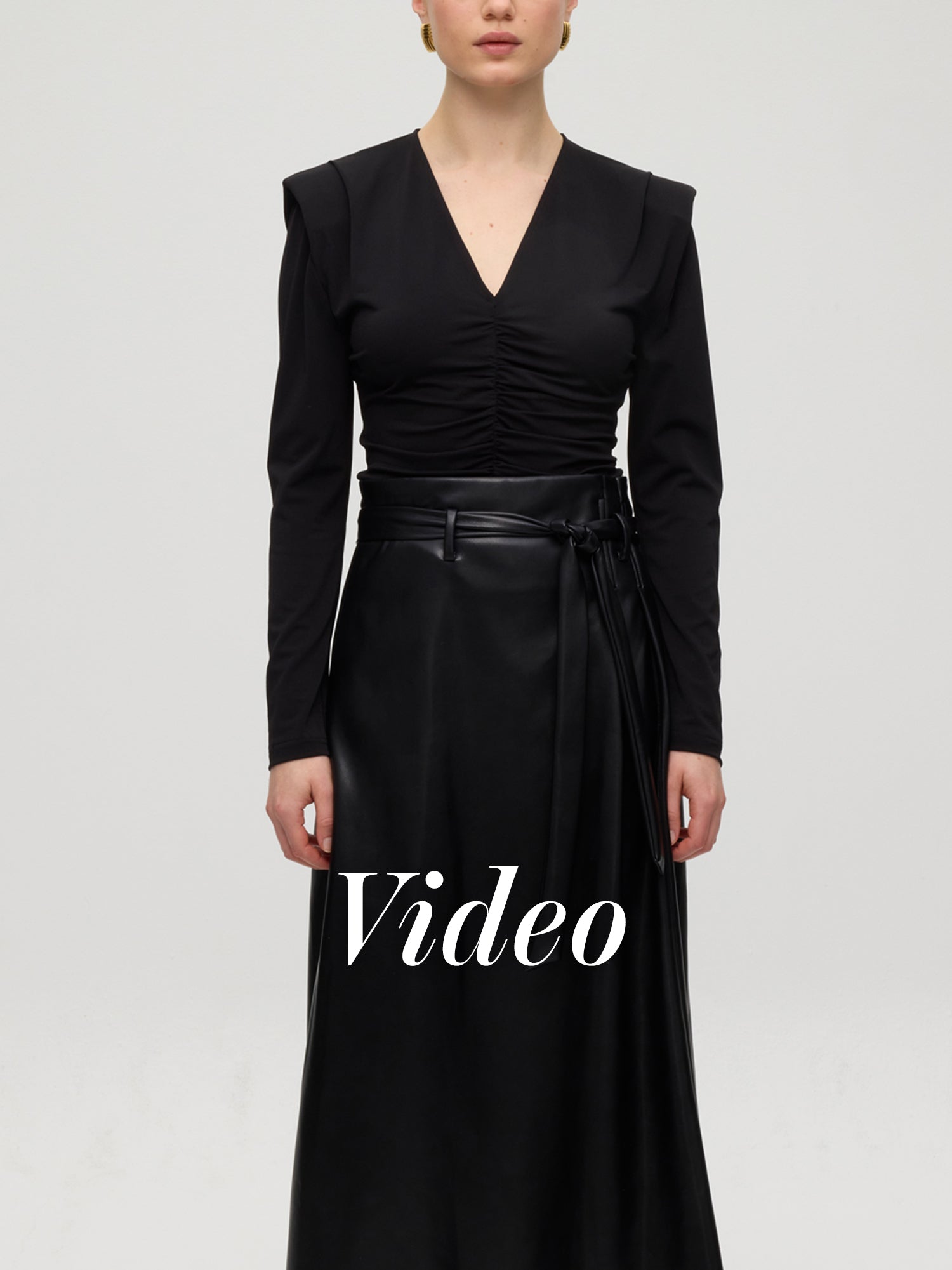 mioh | ROCKEFELLER - Falda midi efecto piel negra. Vestidos de fiesta para invitadas de boda perfectas. Marca española de moda