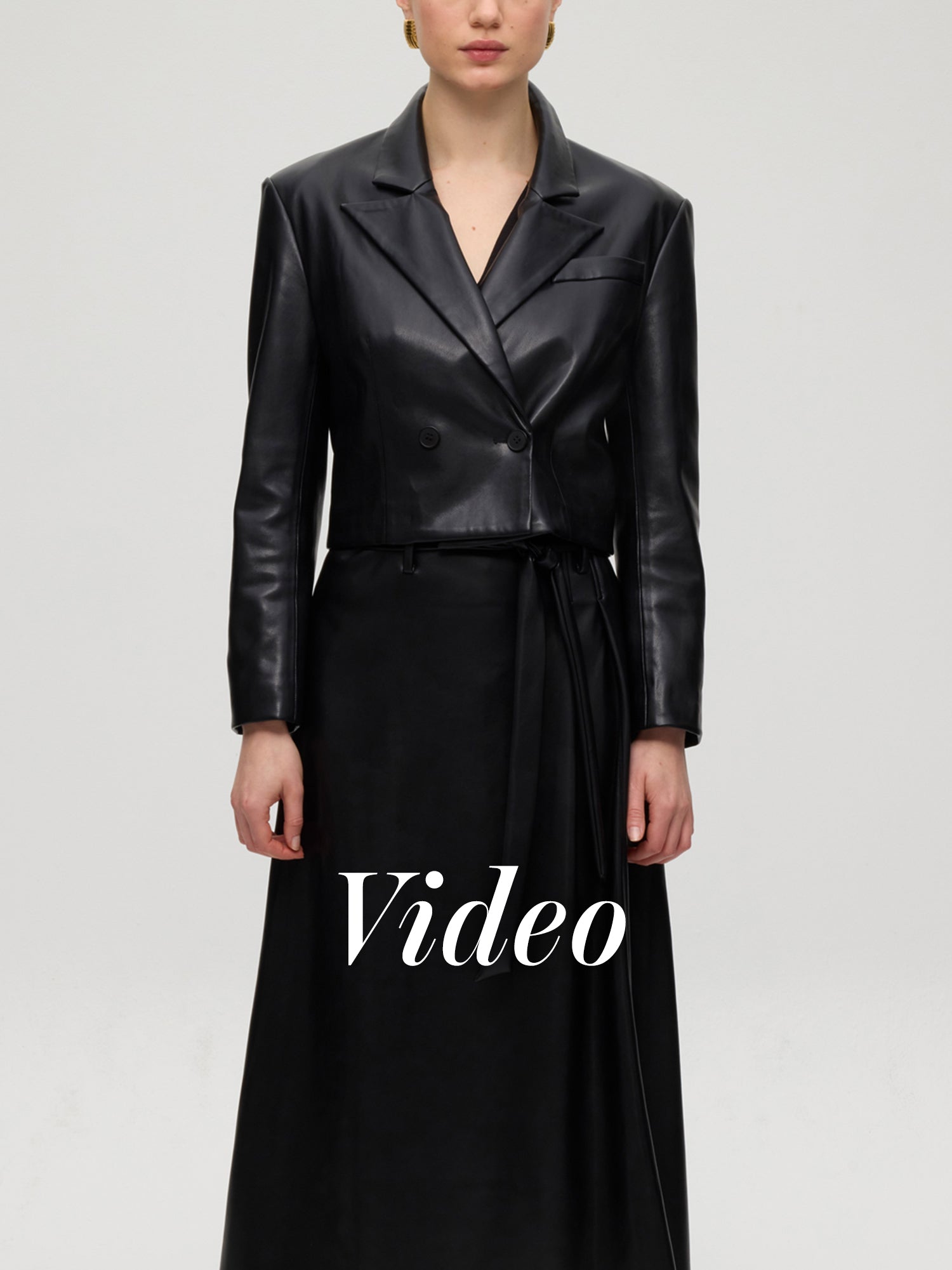 mioh | EMPIRE BLACK + ROCKEFELLER. CONJUNTO CHAQUETA Y FALDA ECOPIEL NEGRA