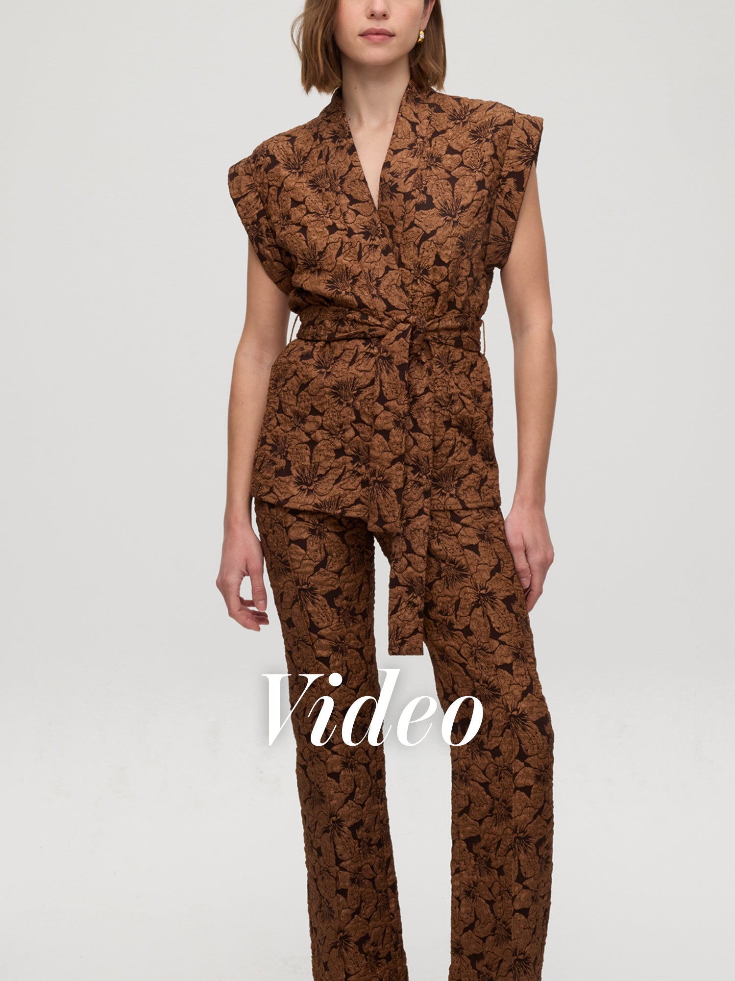 mioh | TEMPLE - Conjunto chaleco y pantalón damasco marrón. Vestidos de fiesta para invitadas de boda perfectas. Marca española de moda