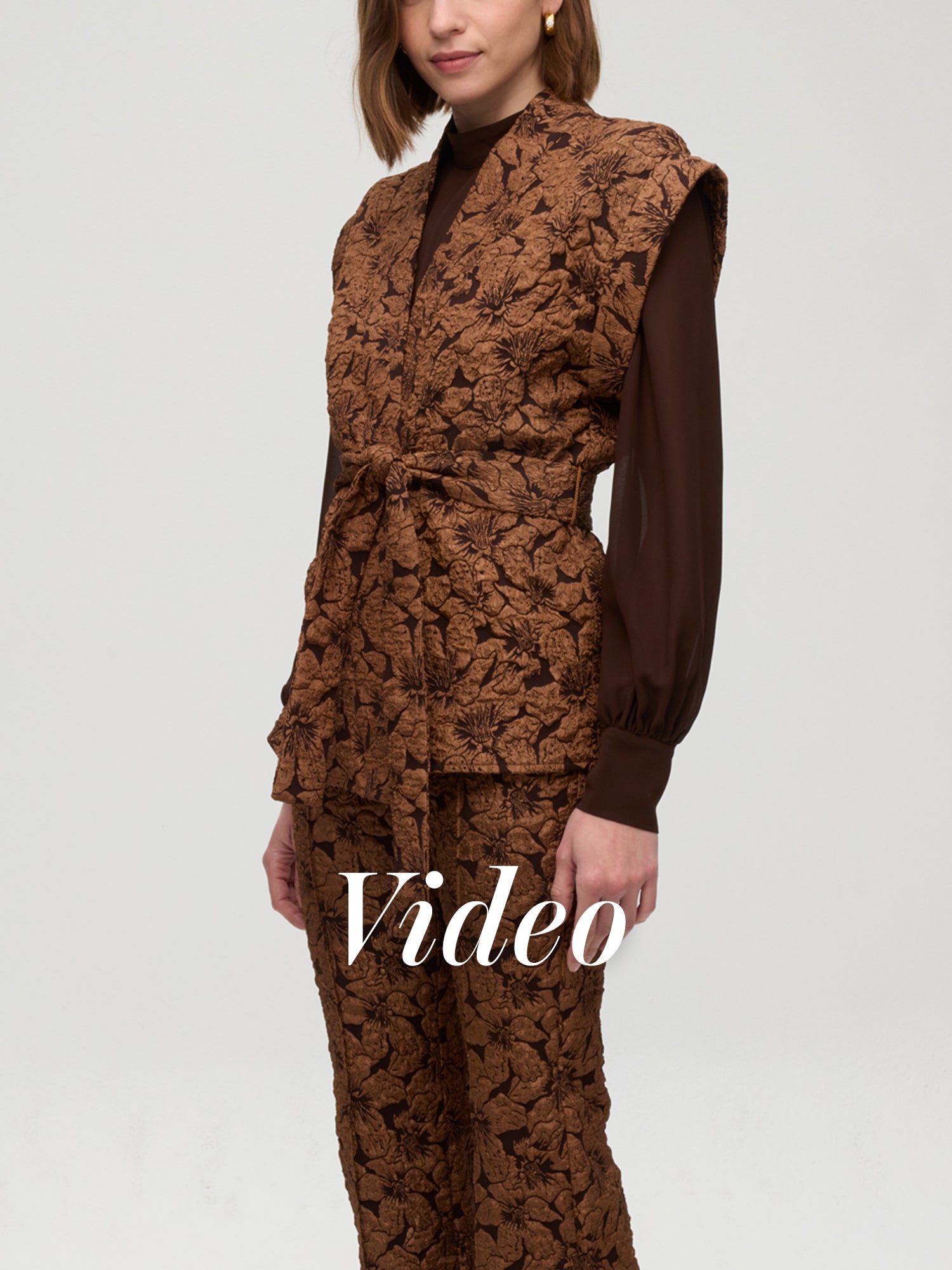 mioh | TEMPLE - Conjunto chaleco y pantalón damasco marrón. Vestidos de fiesta para invitadas de boda perfectas. Marca española de moda + MONT BROWN - Camisa marrón