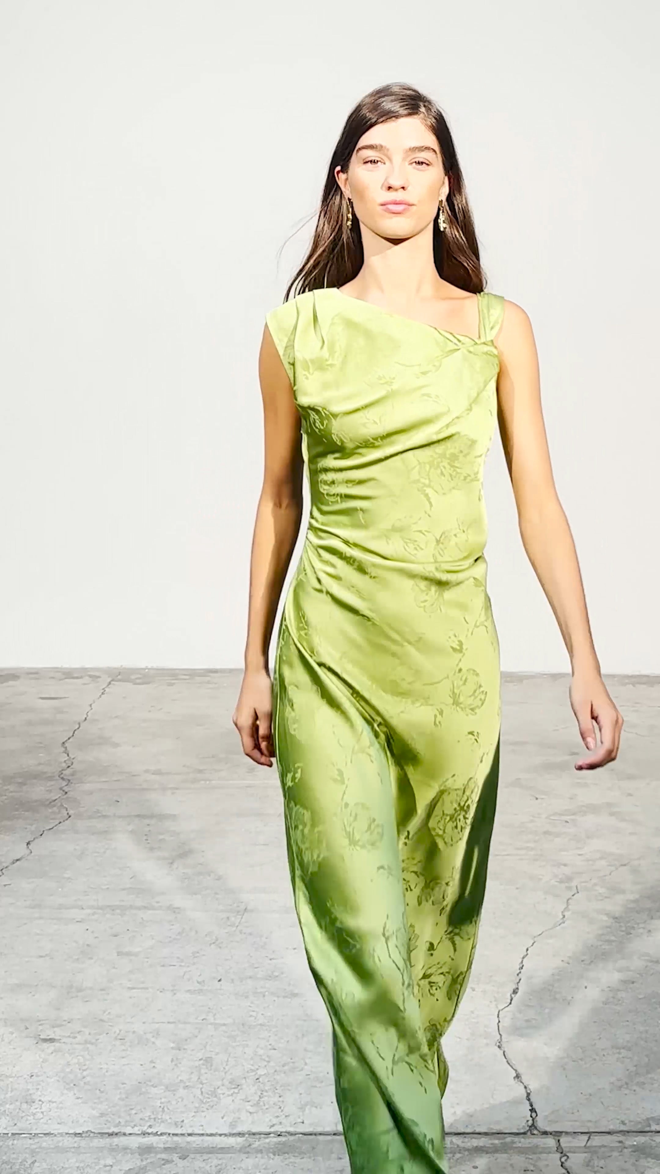 THESEO GREEN - Vestido jacquard asimétrico verde lima, para ser la invitada de boda perfecta y fiesta esta primavera verano. MIOH es la marca española de vestidos de fiesta mas de moda, preferida por influencers y famosas de España
