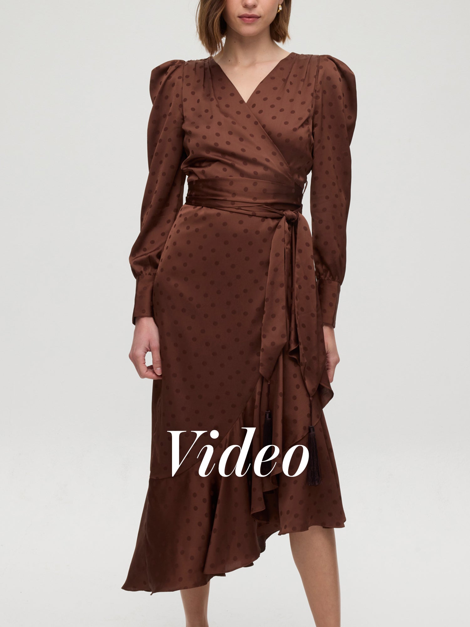 mioh | VALLEY BROWN - Vestido envolvente de JCQRD lunares. Vestidos de fiesta para invitadas de boda perfectas. Marca española de moda