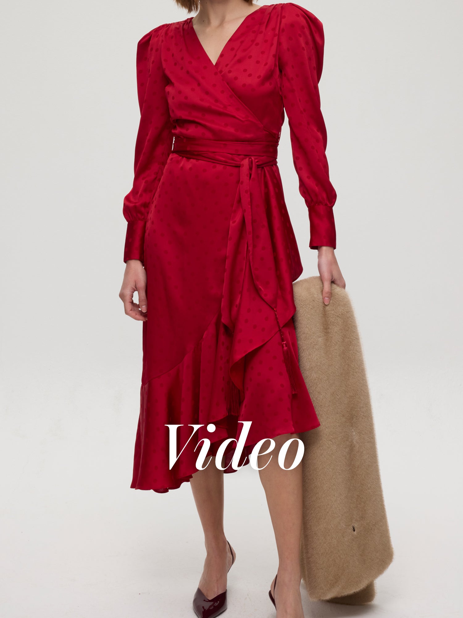 mioh | VALLEY RED + CROWD BEIGE - Vestido wrap y estola faux fur de fiesta para invitadas de voda