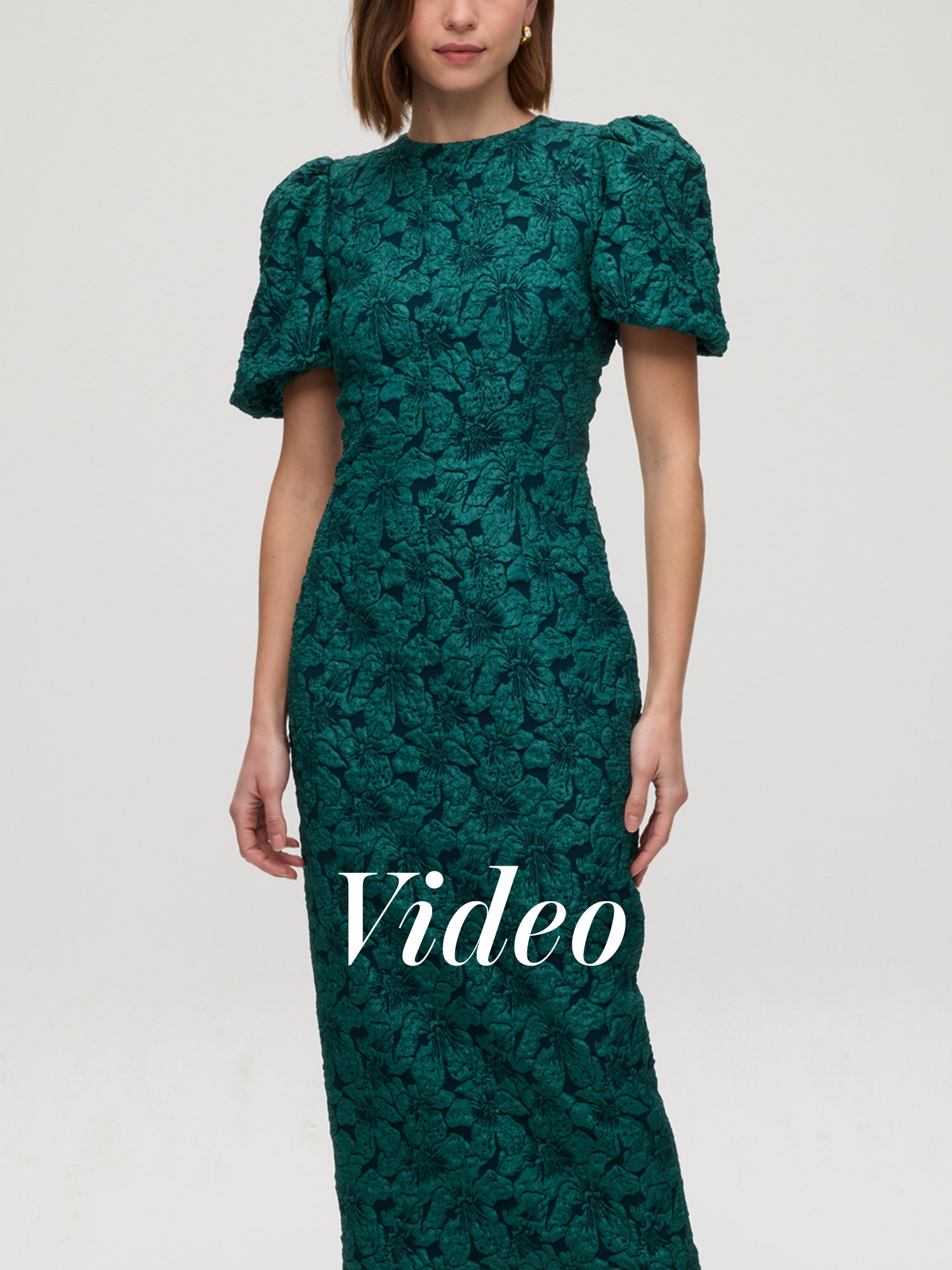 mioh | VERSALLES - Vestido damasco verde manga corta escote espalda. Vestidos de fiesta para invitadas de boda perfectas. Marca española de moda