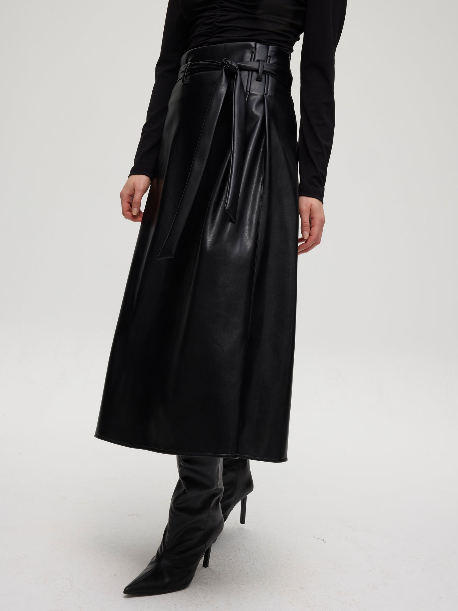 mioh | ROCKEFELLER - Falda midi efecto piel negra. Vestidos de fiesta para invitadas de boda perfectas. Marca española de moda