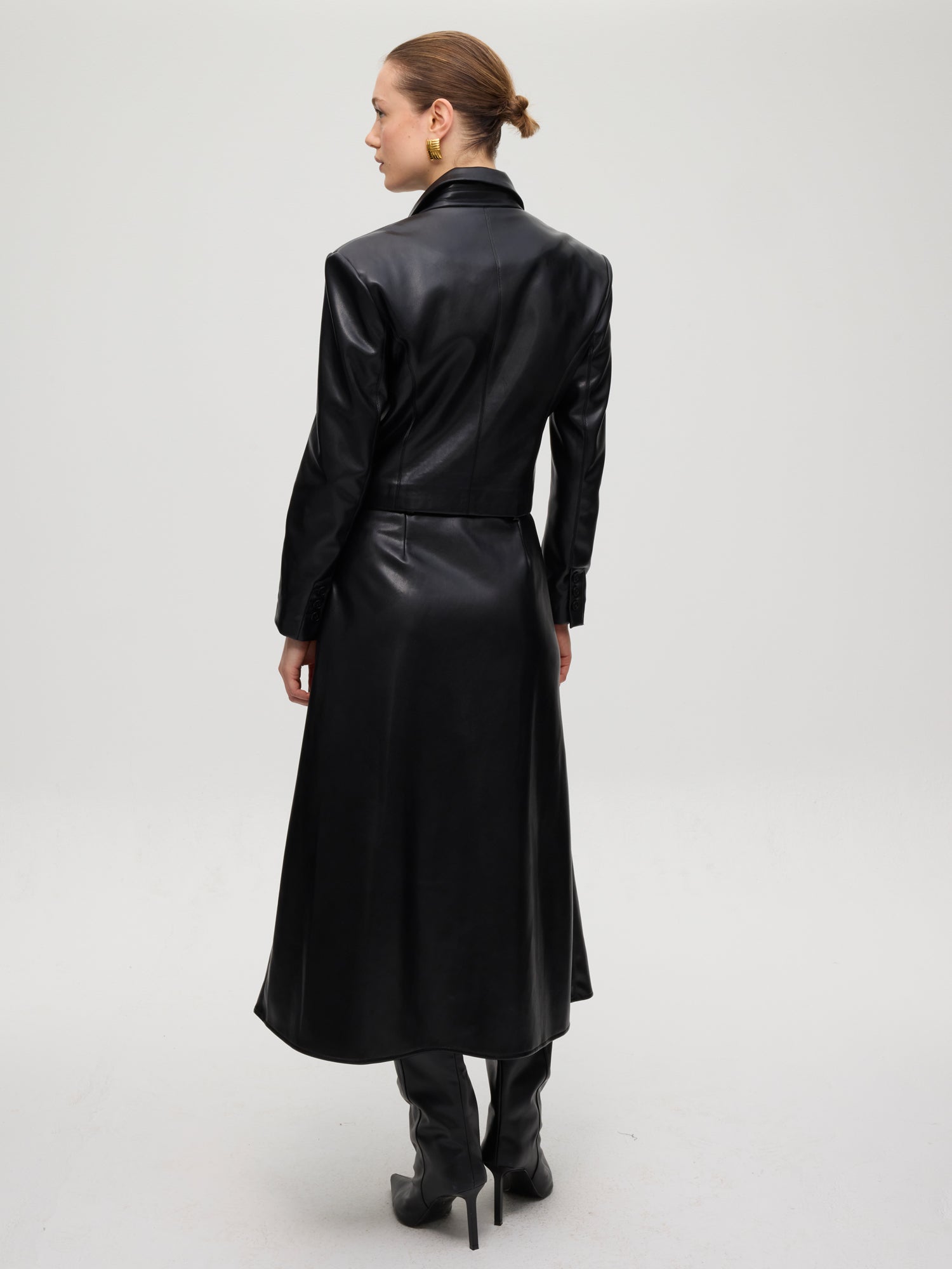 mioh | ROCKEFELLER - Falda midi efecto piel negra. Vestidos de fiesta para invitadas de boda perfectas. Marca española de moda