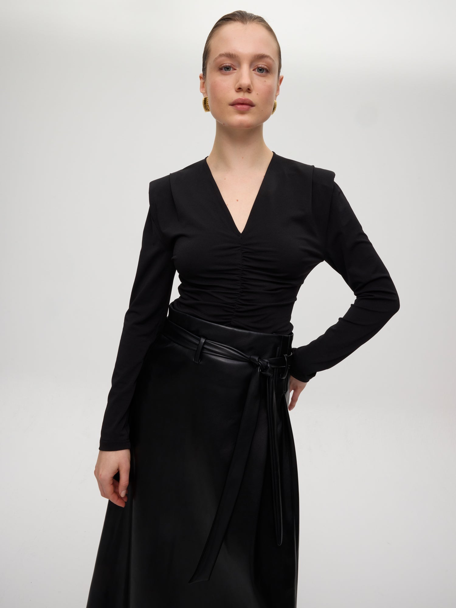 mioh | ROCKEFELLER - Falda midi efecto piel negra. Vestidos de fiesta para invitadas de boda perfectas. Marca española de moda