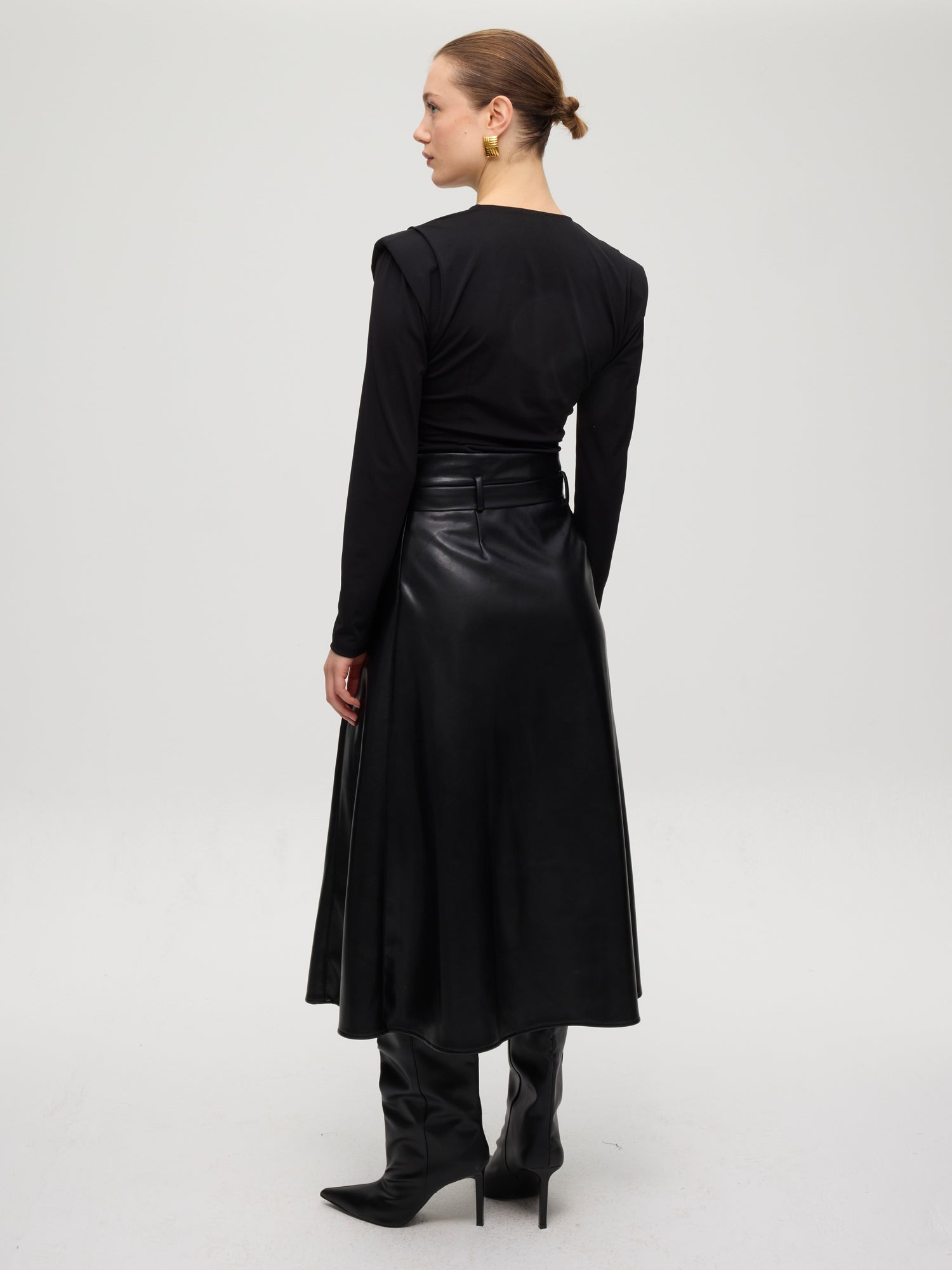 mioh | ROCKEFELLER - Falda midi efecto piel negra. Vestidos de fiesta para invitadas de boda perfectas. Marca española de moda