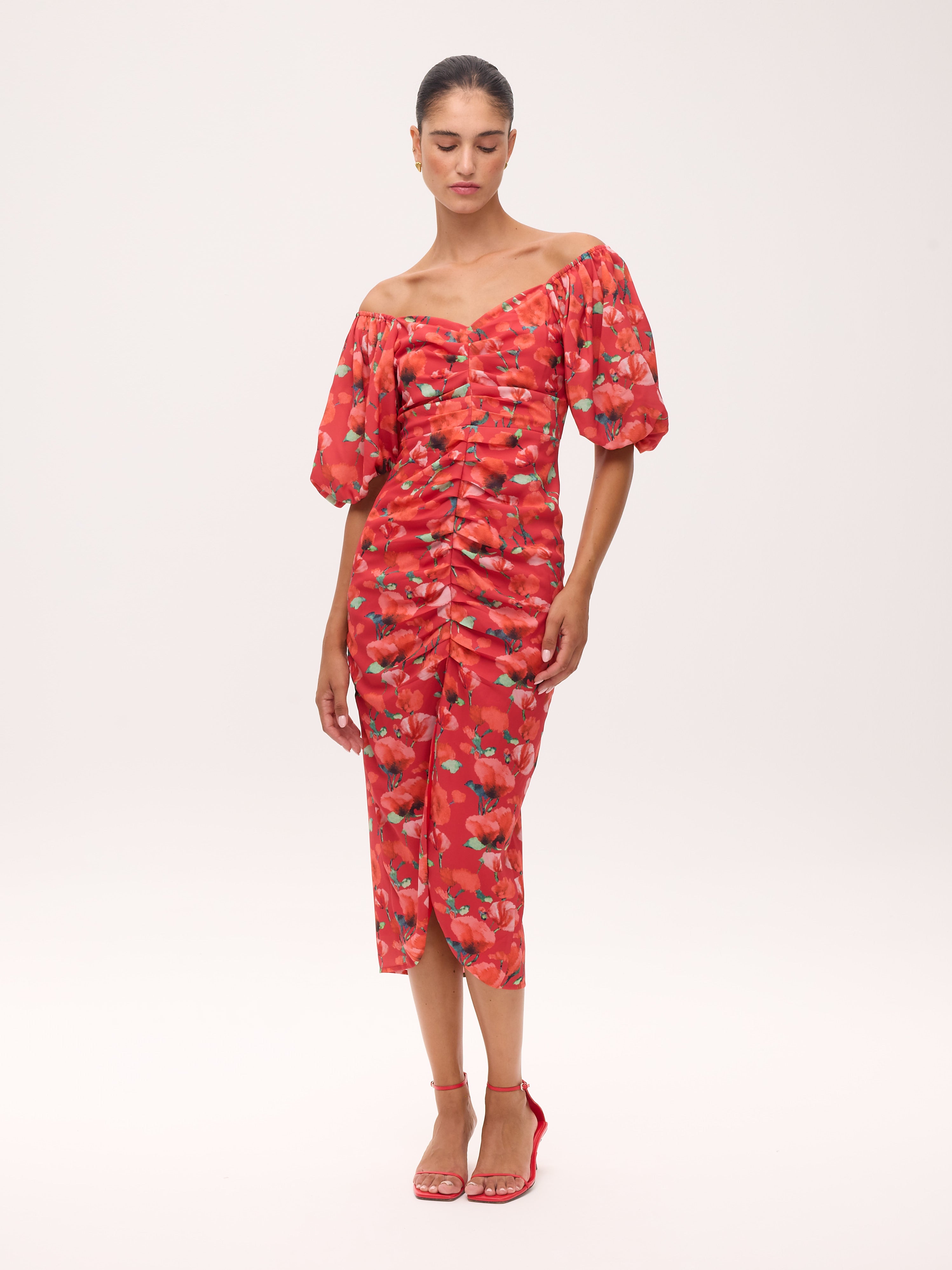 ROMEO FLOWERS - Vestido midi drapeado print amapolas, perfecto para invitadas de boda y fiesta spring summer. MIOH es la marca de vestidos de invitada de boda y fiesta de referencia en España