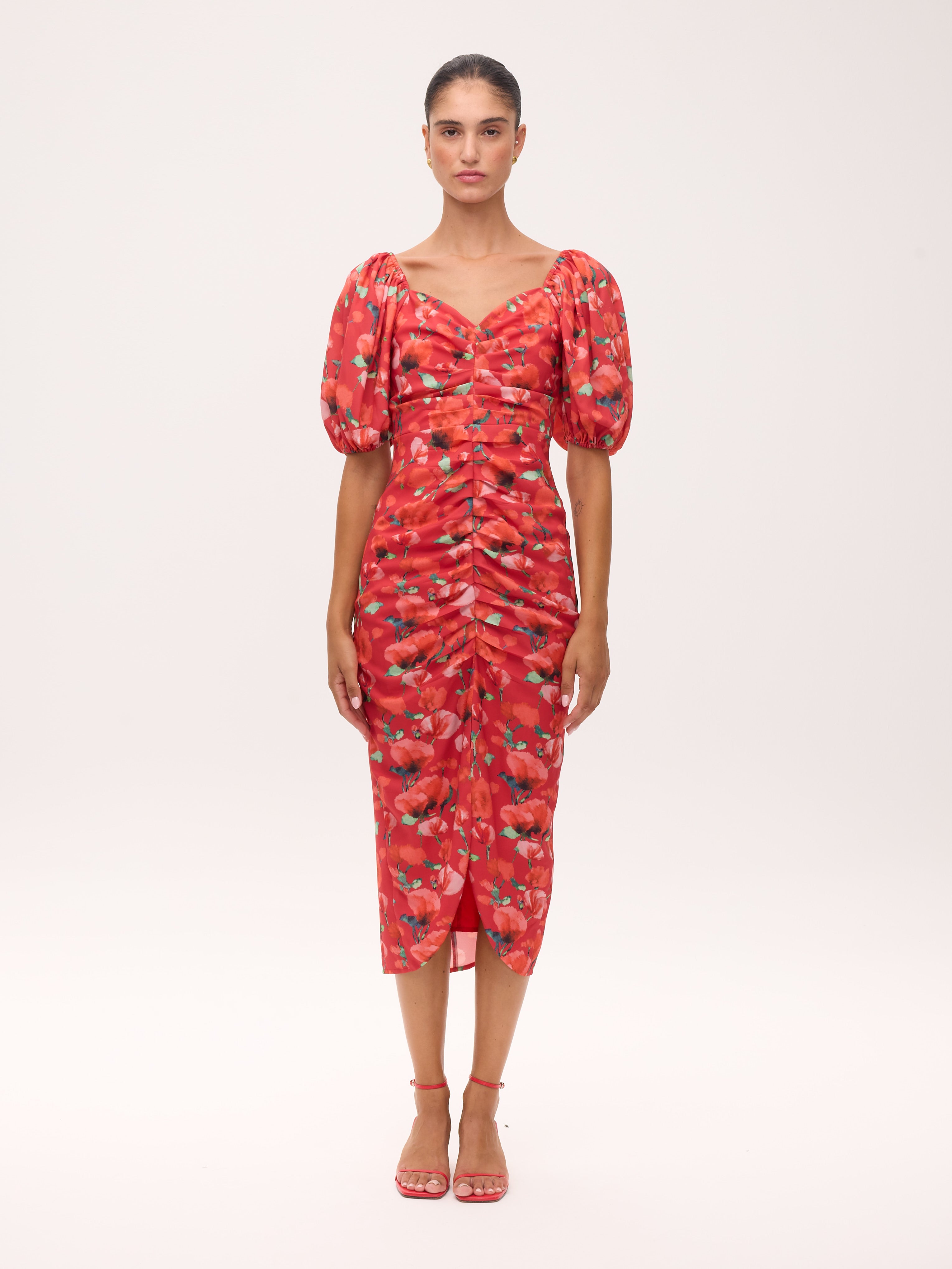 ROMEO FLOWERS - Vestido midi drapeado print amapolas, perfecto para invitadas de boda y fiesta spring summer. MIOH es la marca de vestidos de invitada de boda y fiesta de referencia en España