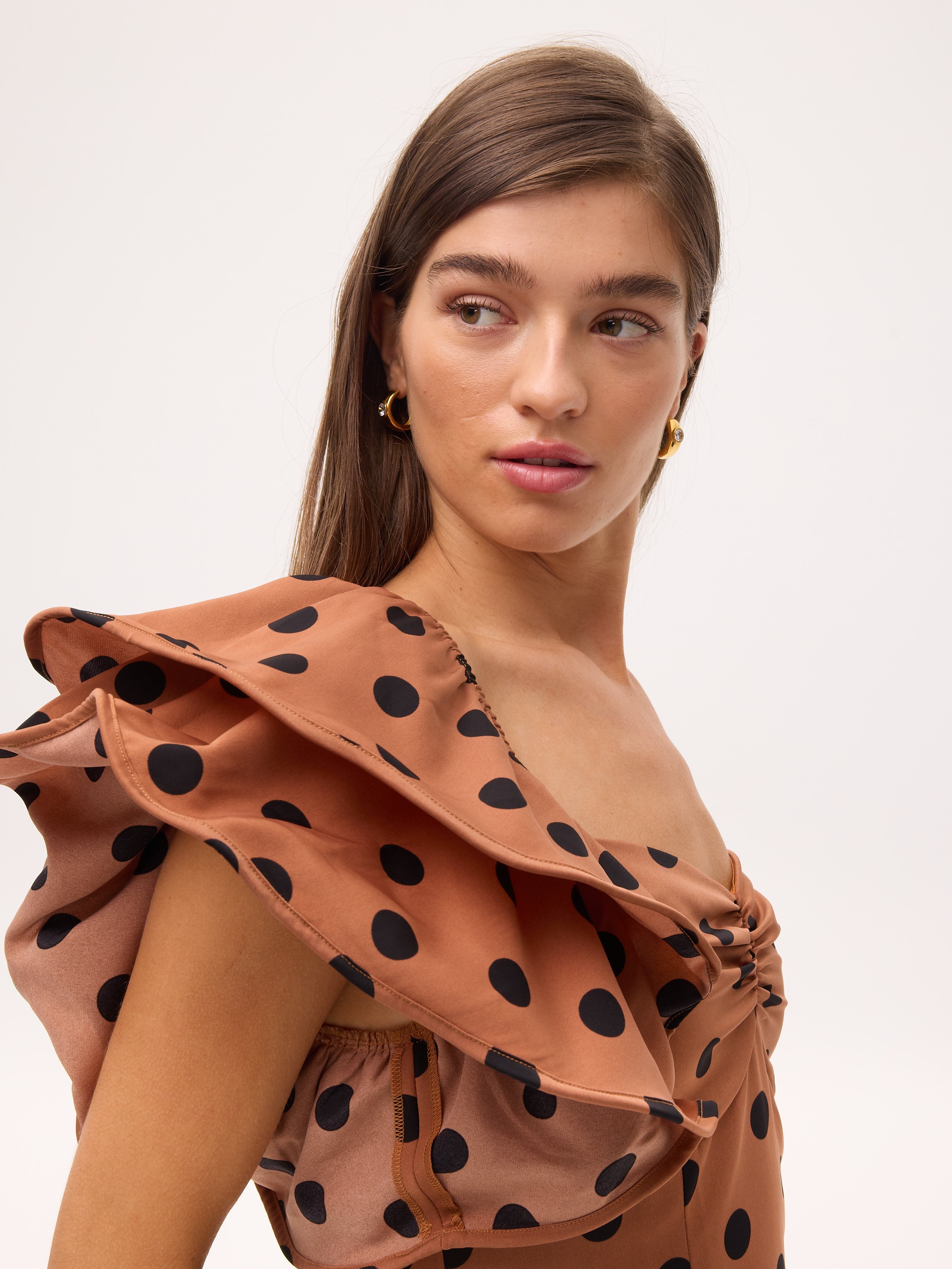 ROSALINDA DOTS - Vestido largo de lunares con volante en el tirante, de fiesta e invitada de boda y evento primavera verano. MIOH es la marca de vestidos de invitada de boda y fiesta de referencia en España