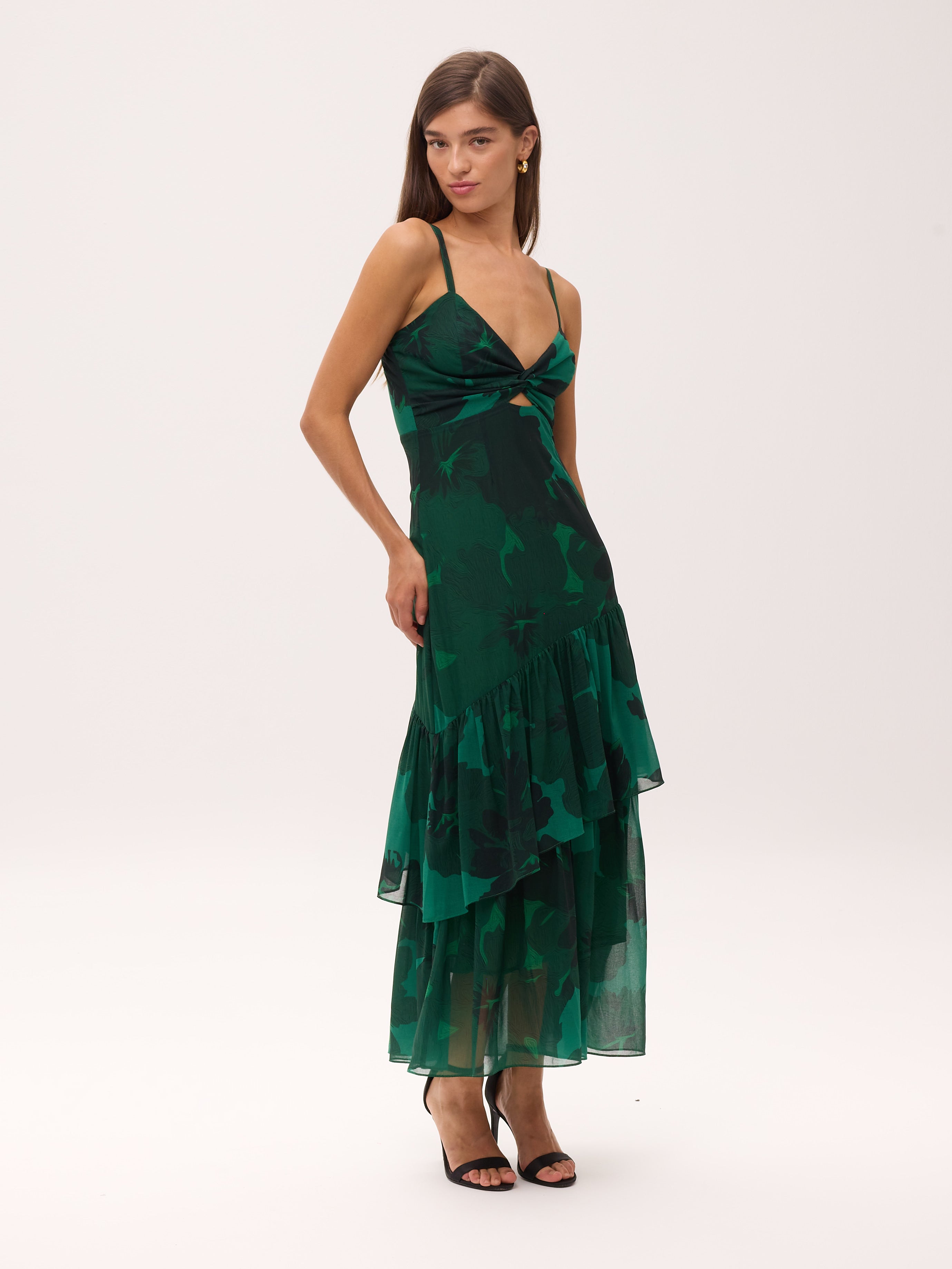 SHAKESPEARE GREEN - Vestido fluido volantes estampado floral, de fiesta e invitada de boda y evento primavera verano. MIOH es la marca que eligen las influencers de España para sus eventos, como bodas y fiestas