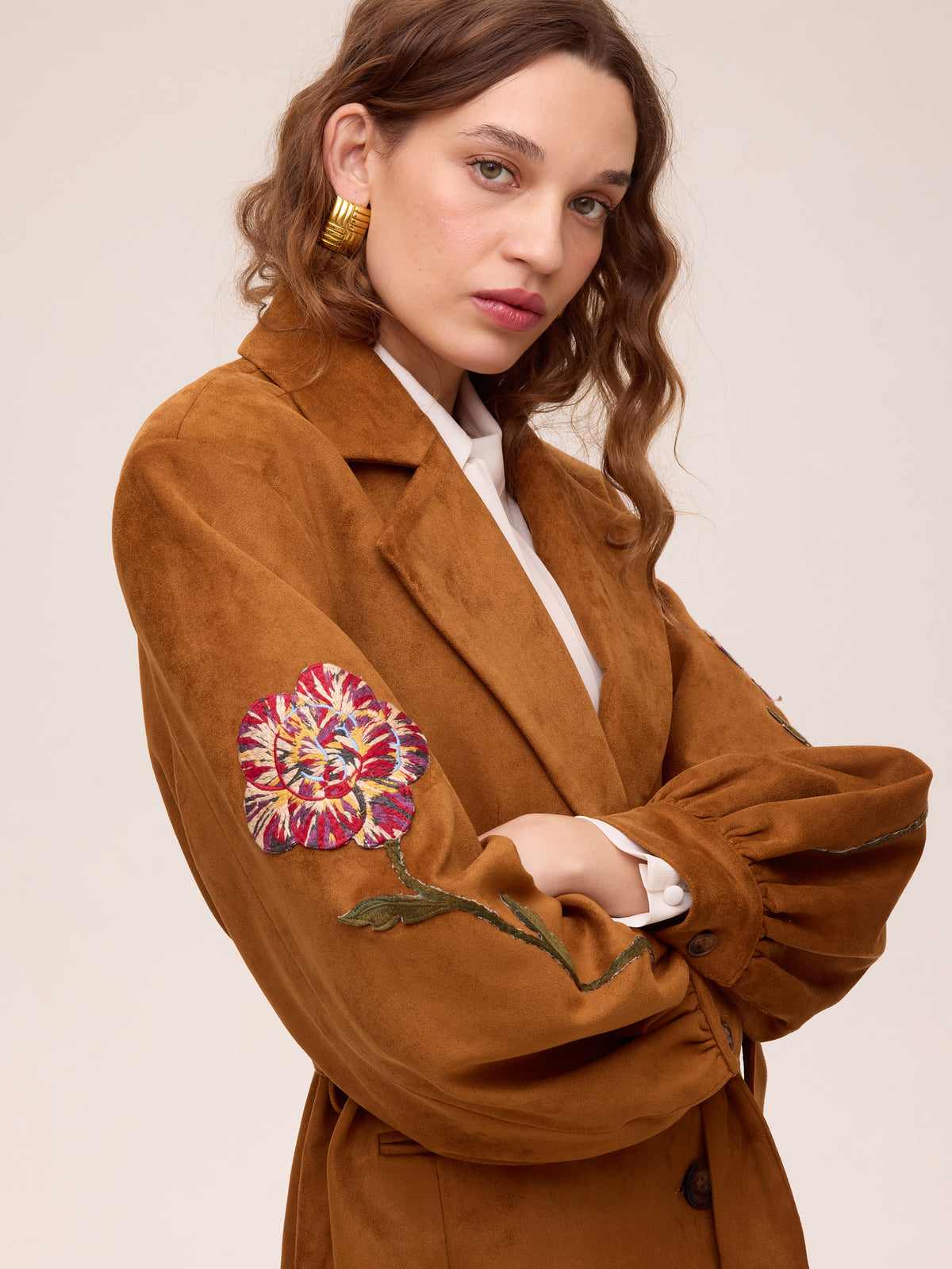 SHELTER WHISKY - Blazer efecto ante bordado flores. Color caramelo, combínala con el resto de la colección FW26 de MIOH y crea tu look de invitada perfecta