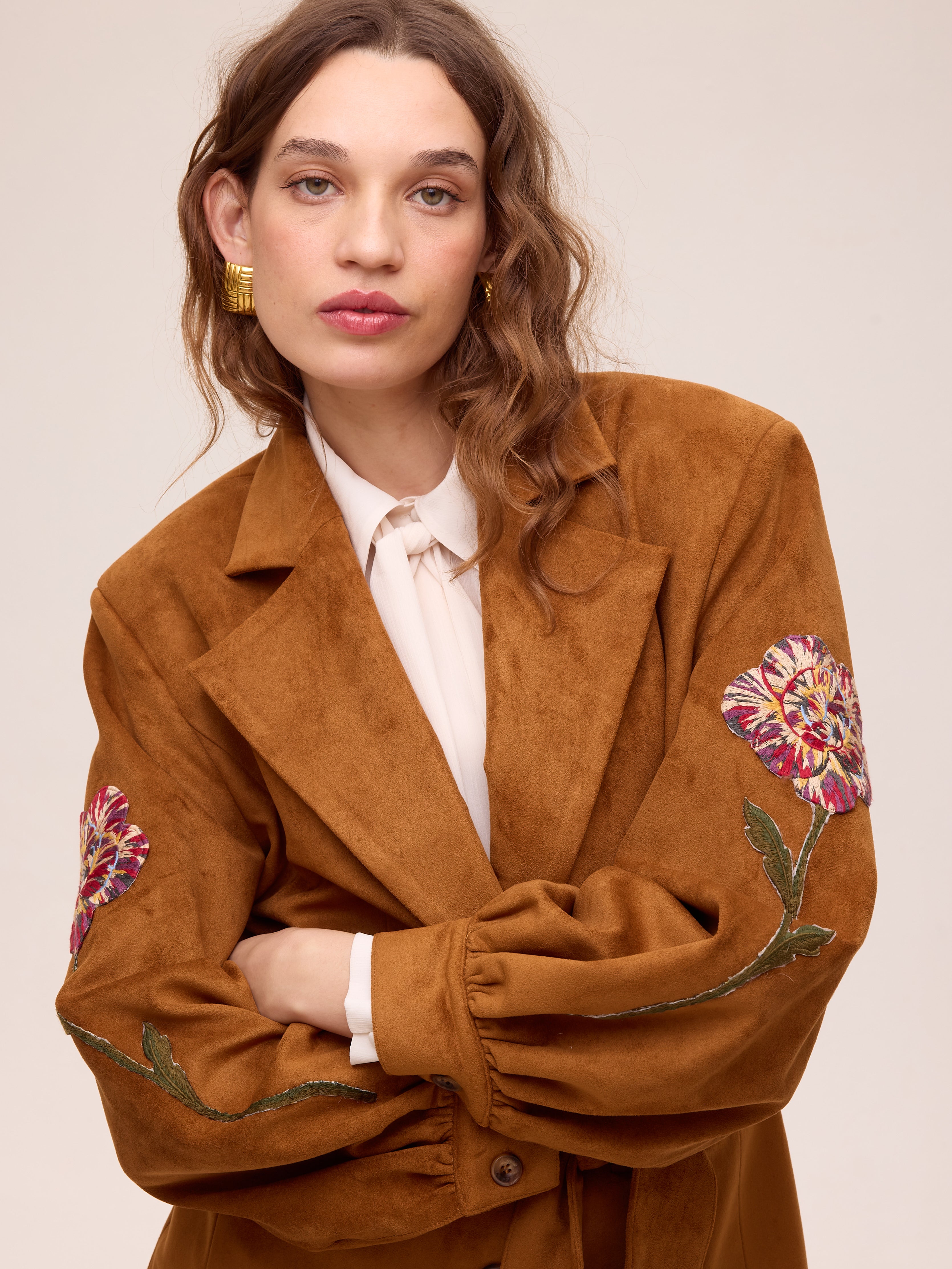 SHELTER WHISKY - Blazer efecto ante bordado flores. Color caramelo, moda de fiesta e invitada diseñada en España por MIOH