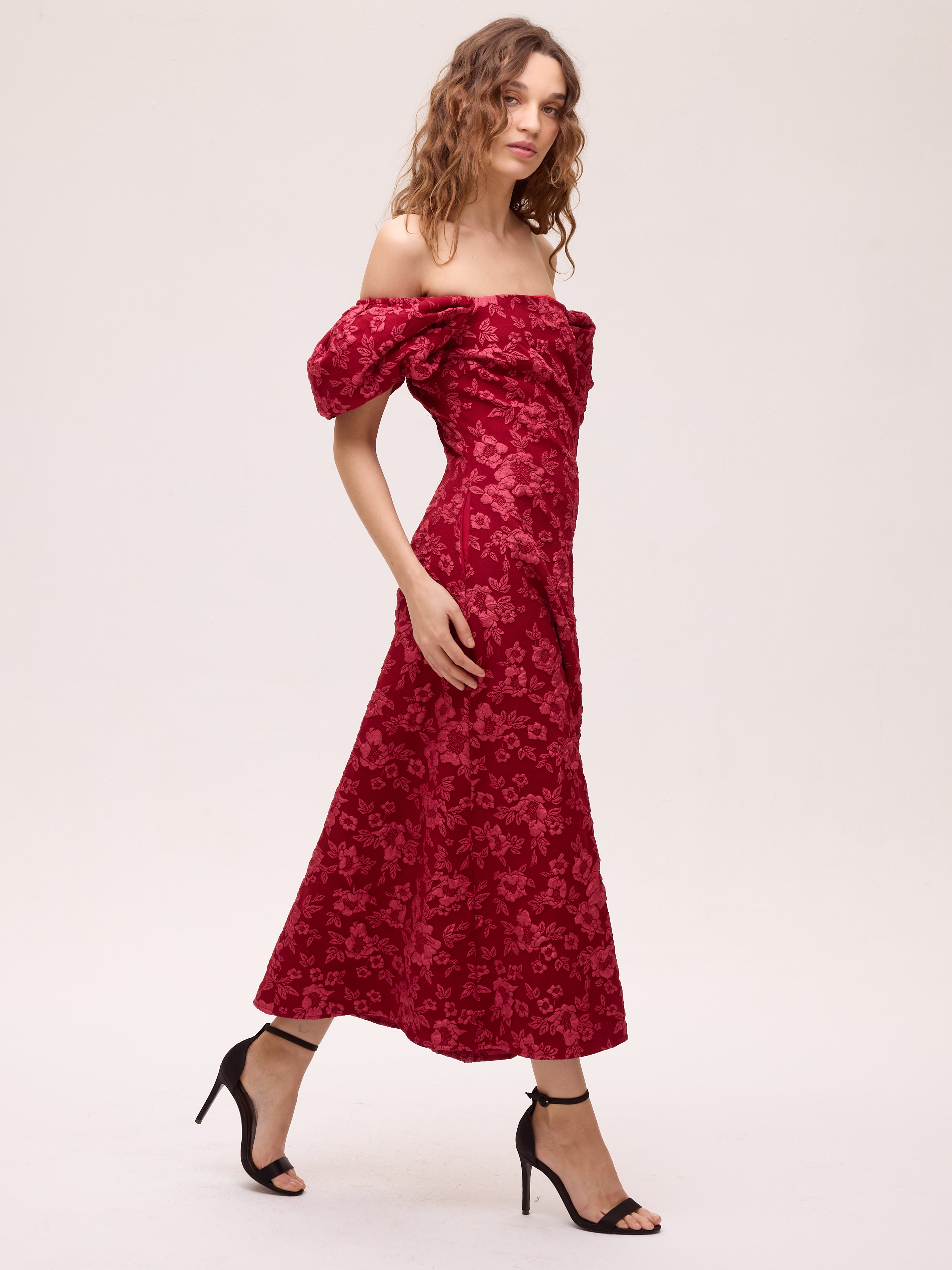 STELLA - Vestido brocado floral rojo evasé, un vestido de invitada de boda con el sello de MIOH, la marca de moda española más buscada en 2026