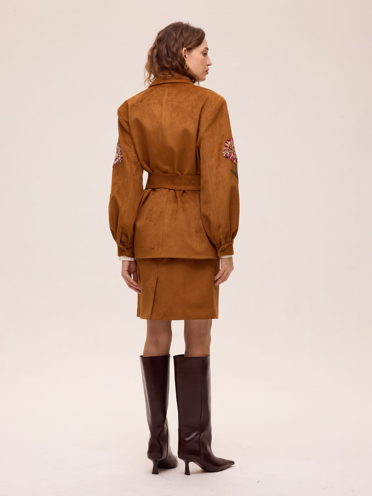 STILL SUEDE - Falda ecopiel corte cintura. Color miel, del total look de invitada al día a día más arreglado. MIOH, marca española de moda