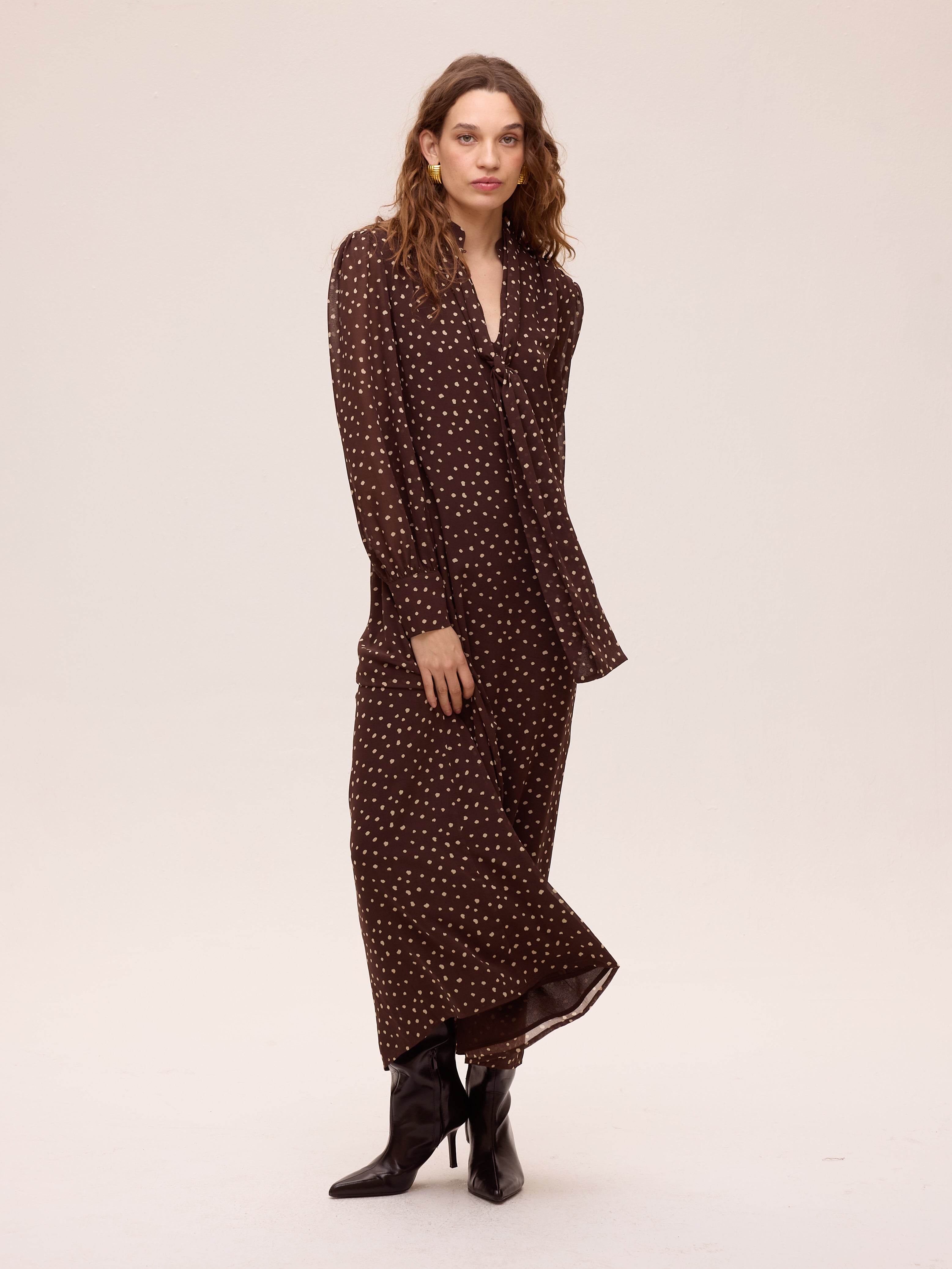 SUMMIT BROWN - Vestido amplio gasa lunares marrón, perfecto para invitadas de boda y fiesta esta temporada de otoño invierno. MIOH es la marca española de vestidos de invitada de referencia